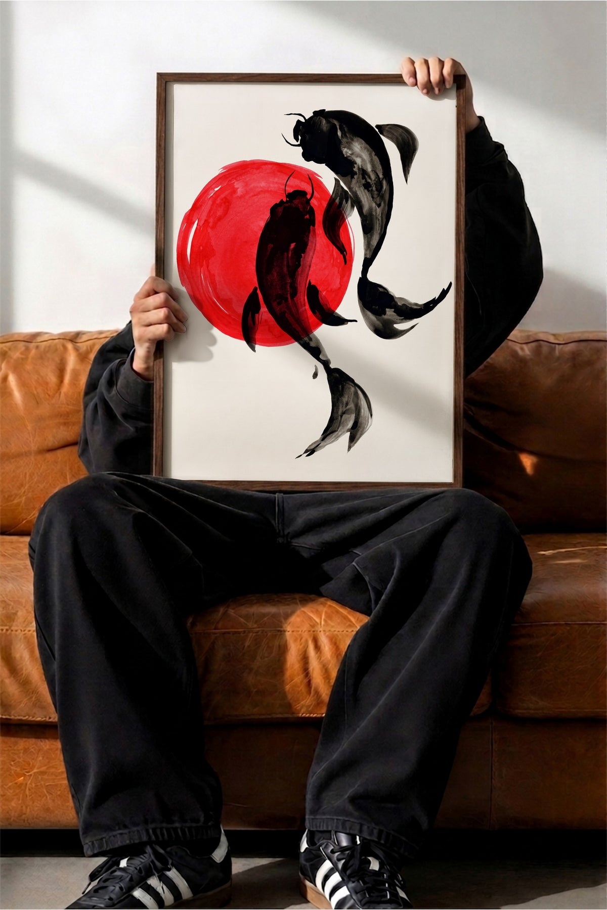 Koi Balıkları ve Kırmızı Güneş Poster – Kahverengi Çerçeveli Tablo