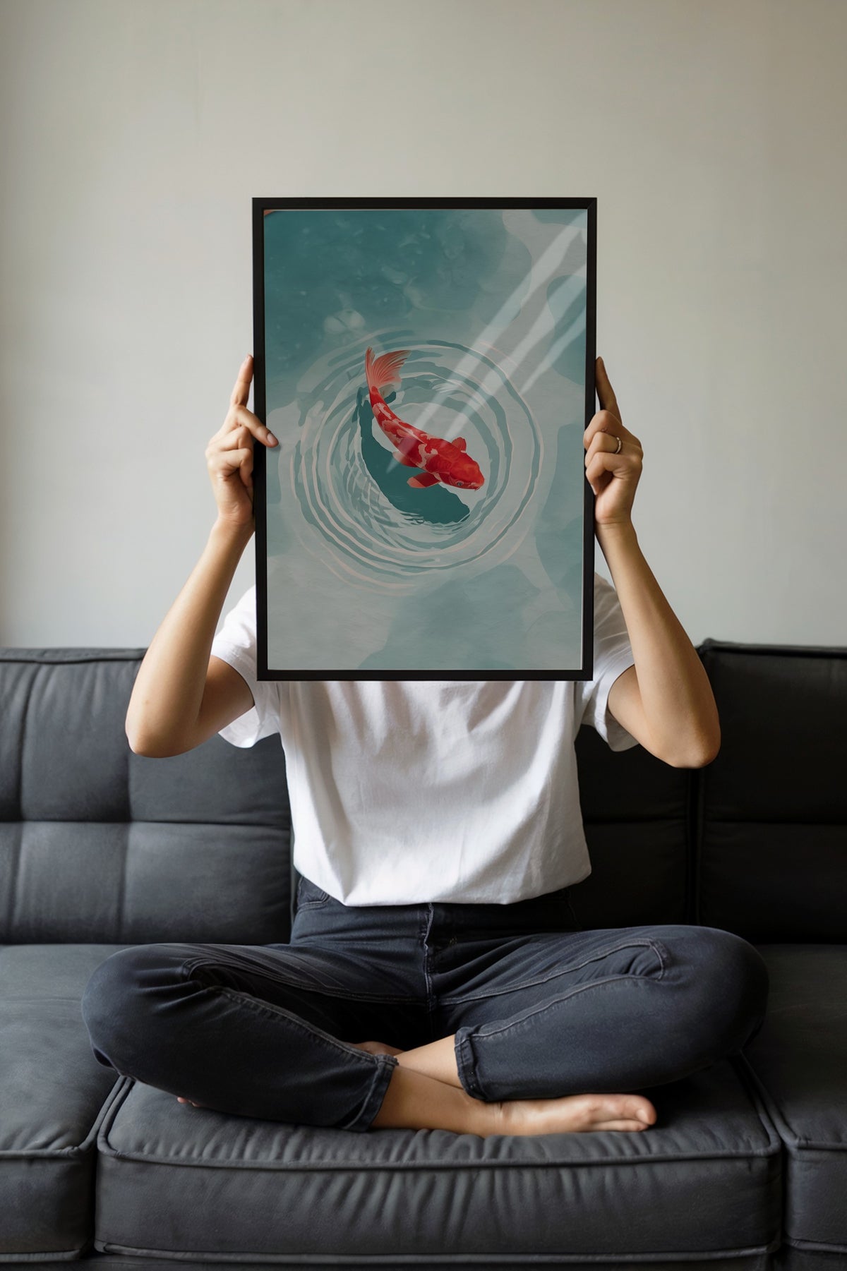 Su Üzerinde Koi Balığı Poster – Siyah Çerçeveli Tablo