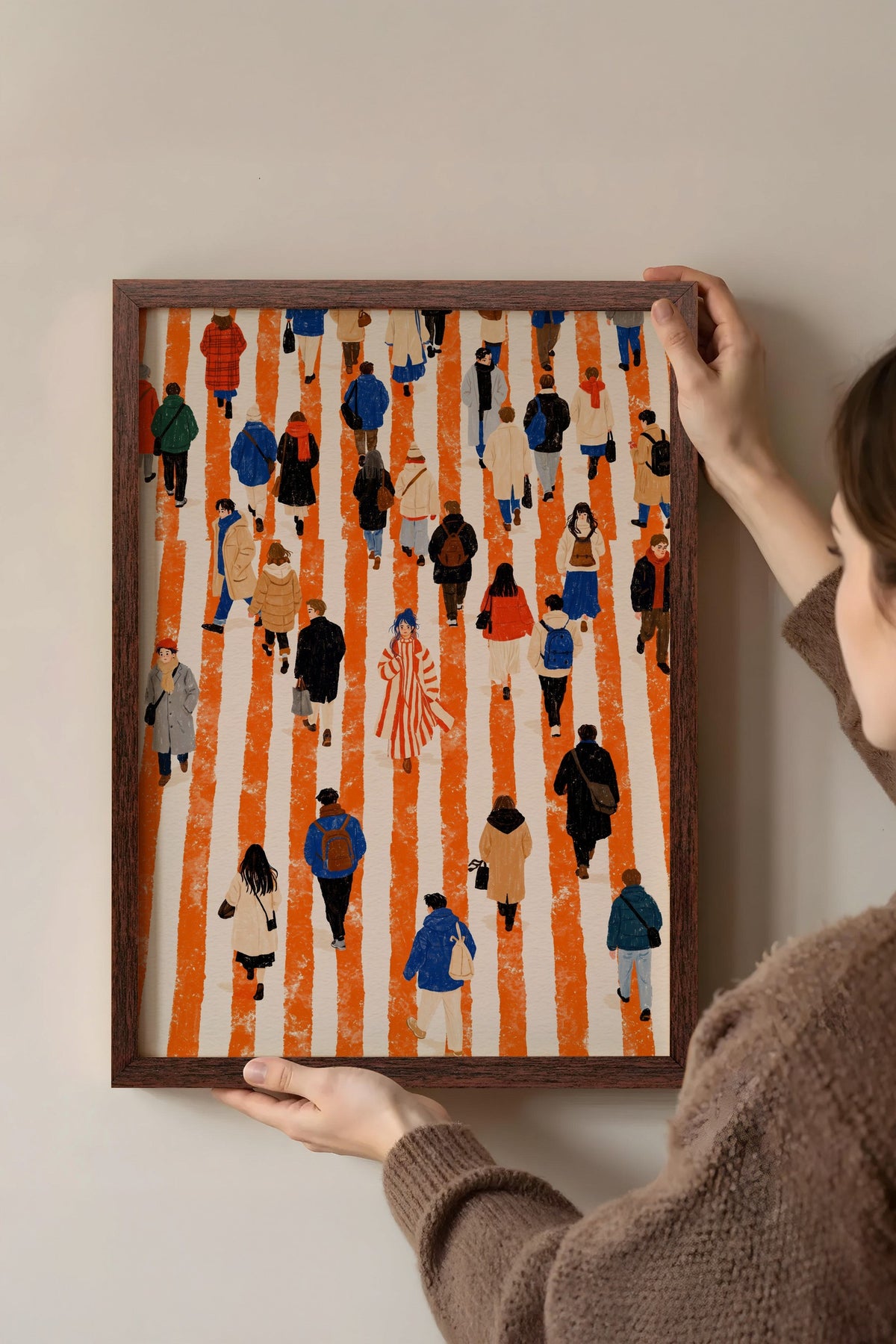 Kalabalıkta Farklılaşan Kişi Poster – Kahverengi Çerçeveli Tablo