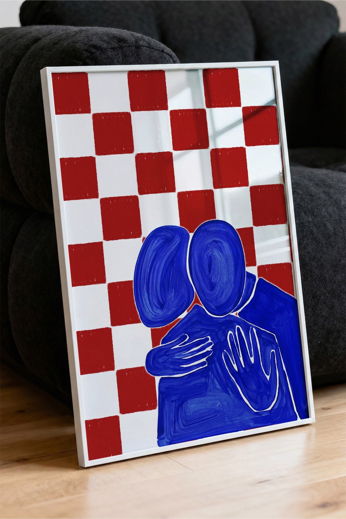 Kırmızı Kareli Sarılan Figürler Poster – Beyaz Çerçeveli Tablo