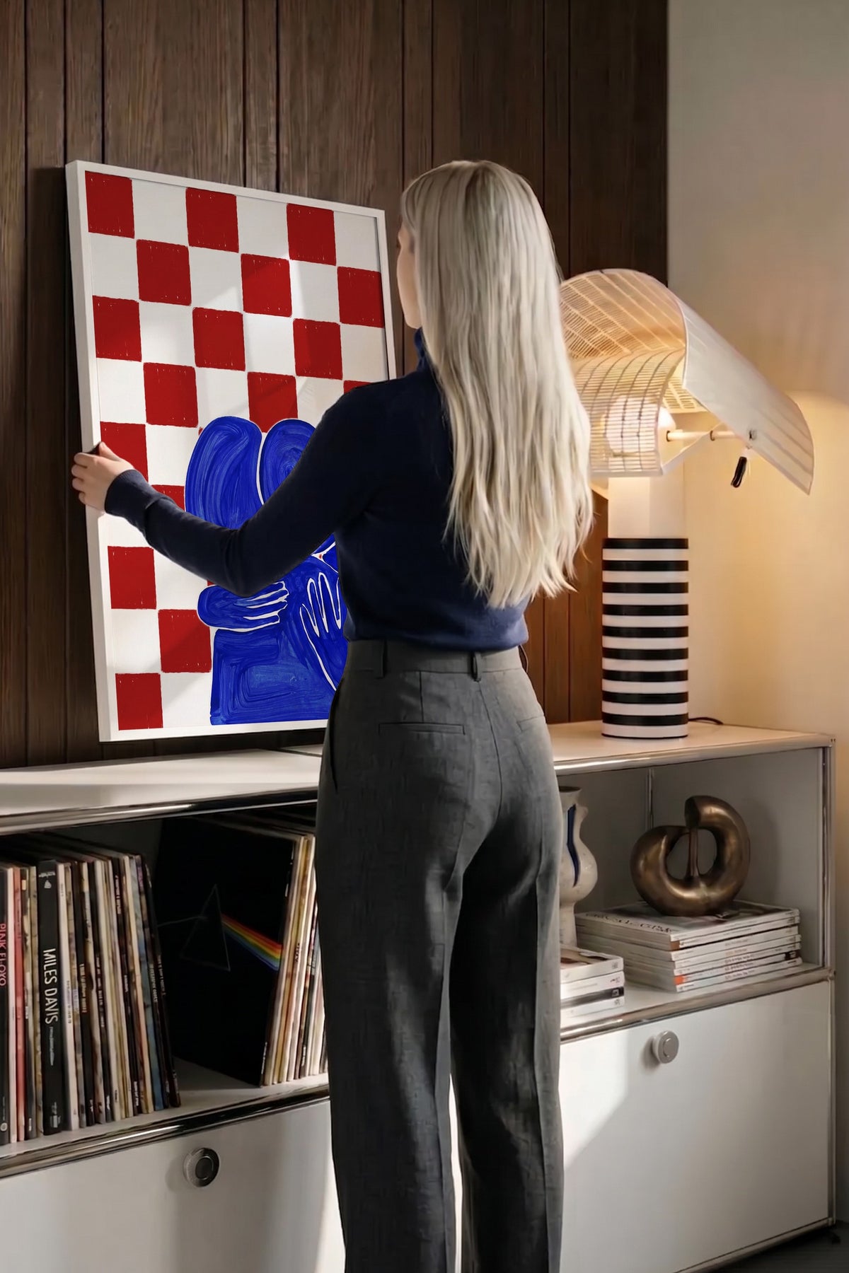 Kırmızı Kareli Sarılan Figürler Poster – Beyaz Çerçeveli Tablo