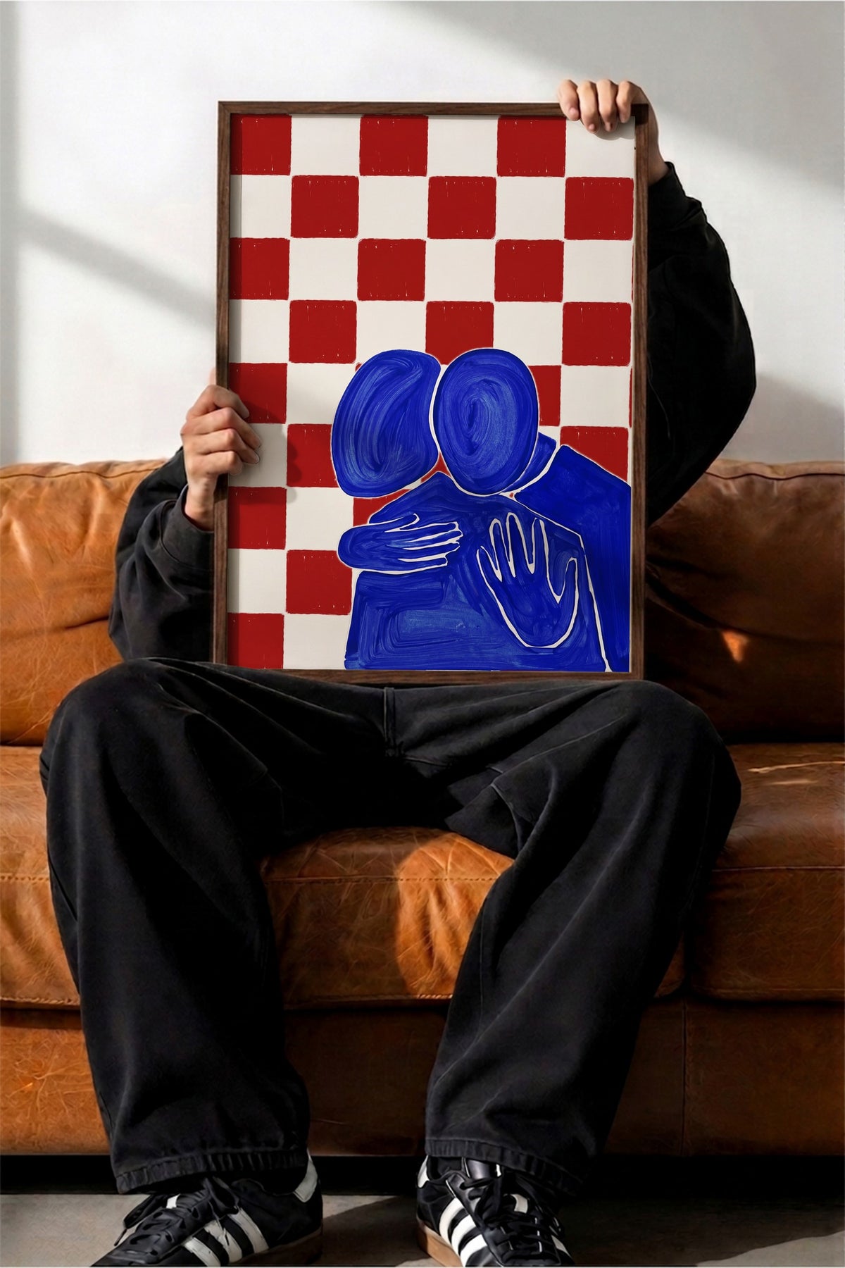 Kırmızı Kareli Sarılan Figürler Poster – Kahverengi Çerçeveli Tablo