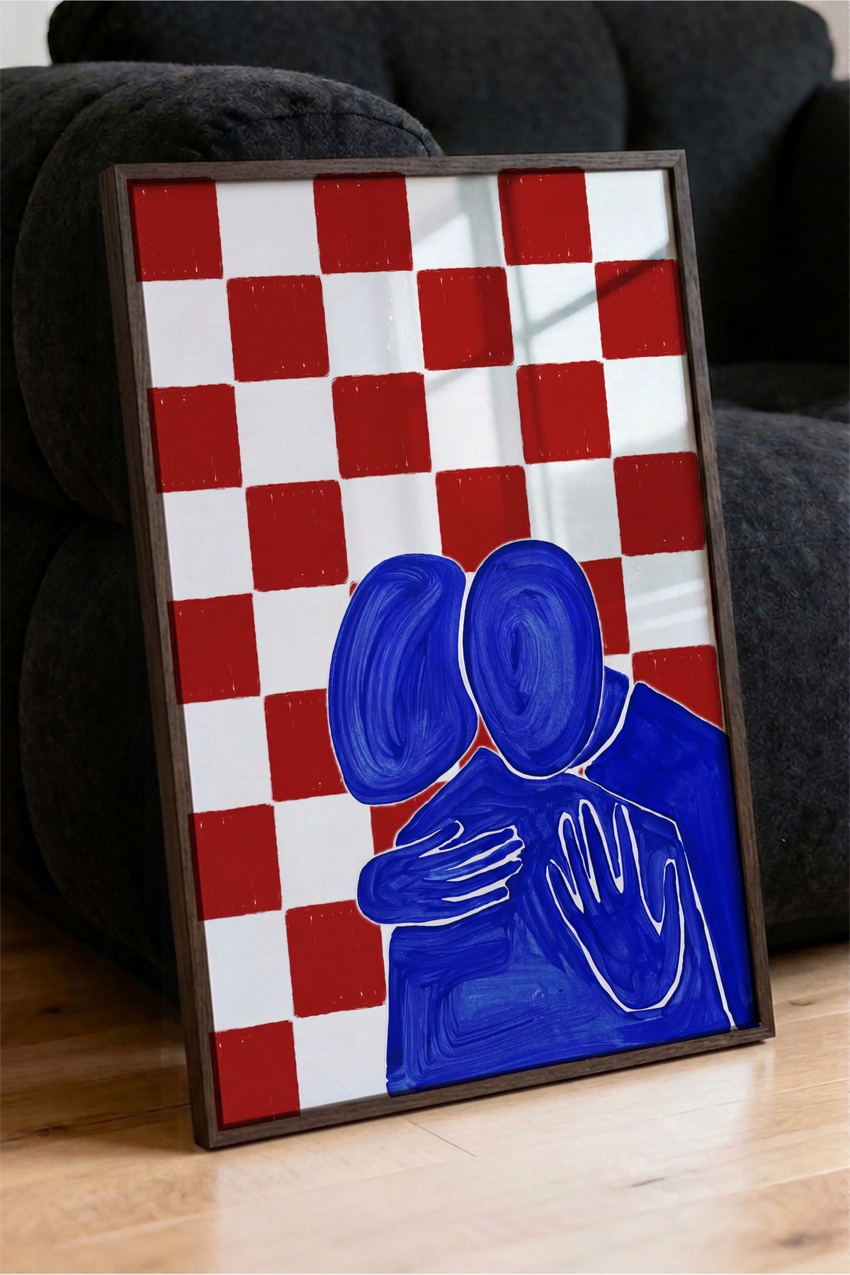 Kırmızı Kareli Sarılan Figürler Poster – Kahverengi Çerçeveli Tablo