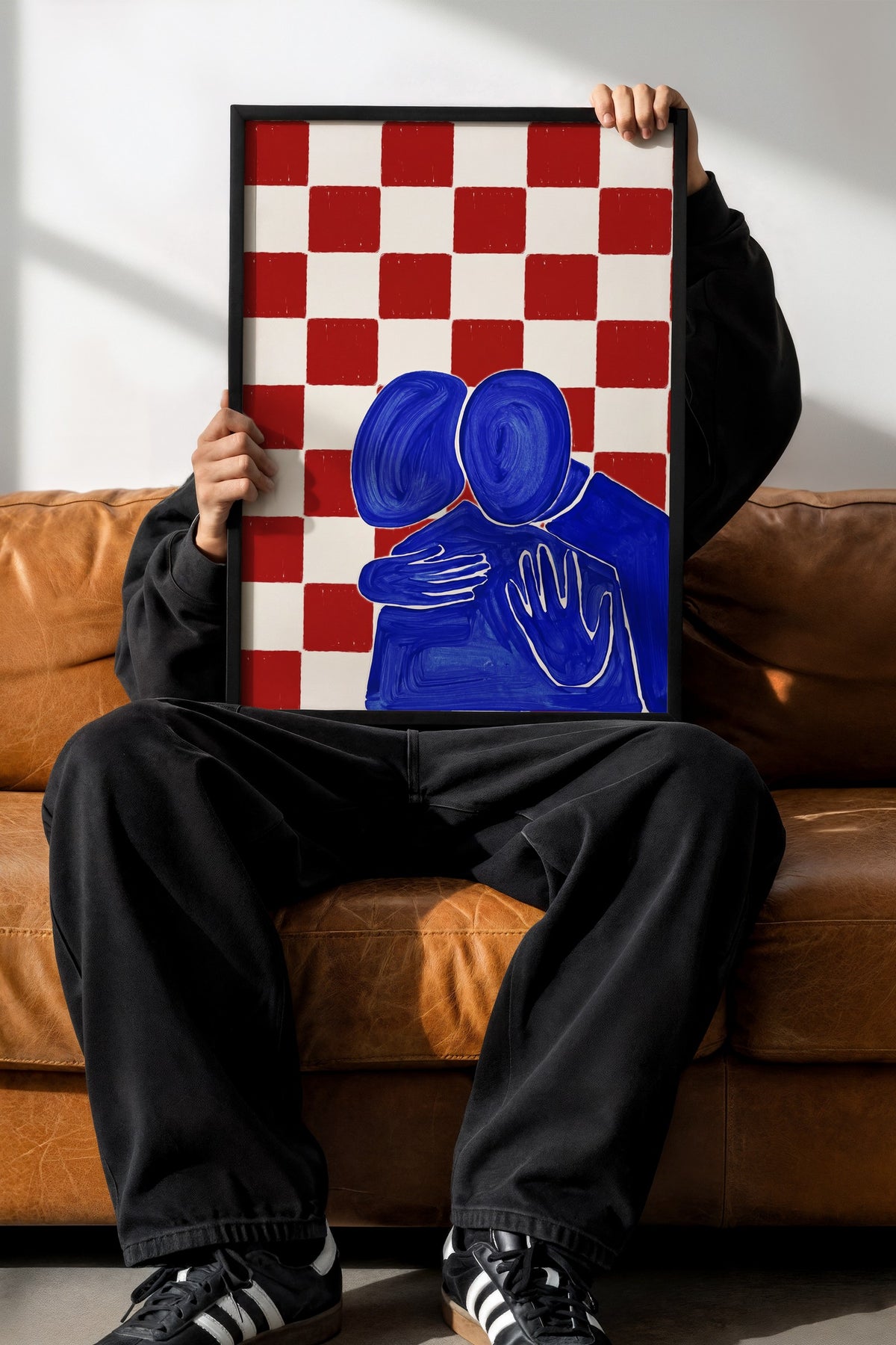 Kırmızı Kareli Sarılan Figürler Poster – Siyah Çerçeveli Tablo