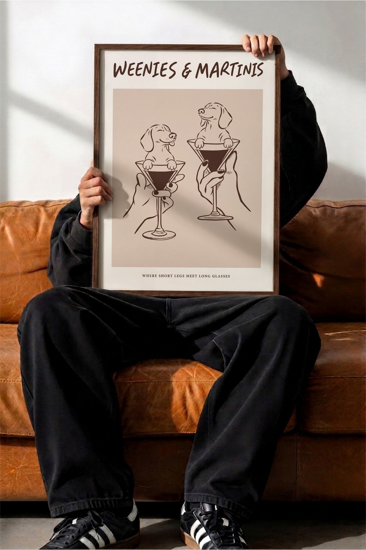 WEENIES & MARTINIS Poster – Kahverengi Çerçeveli Tablo