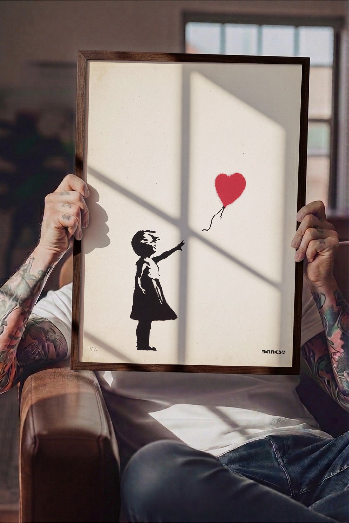 Kalpli Balon Tutan Kız Poster – Kahverengi Çerçeveli Tablo