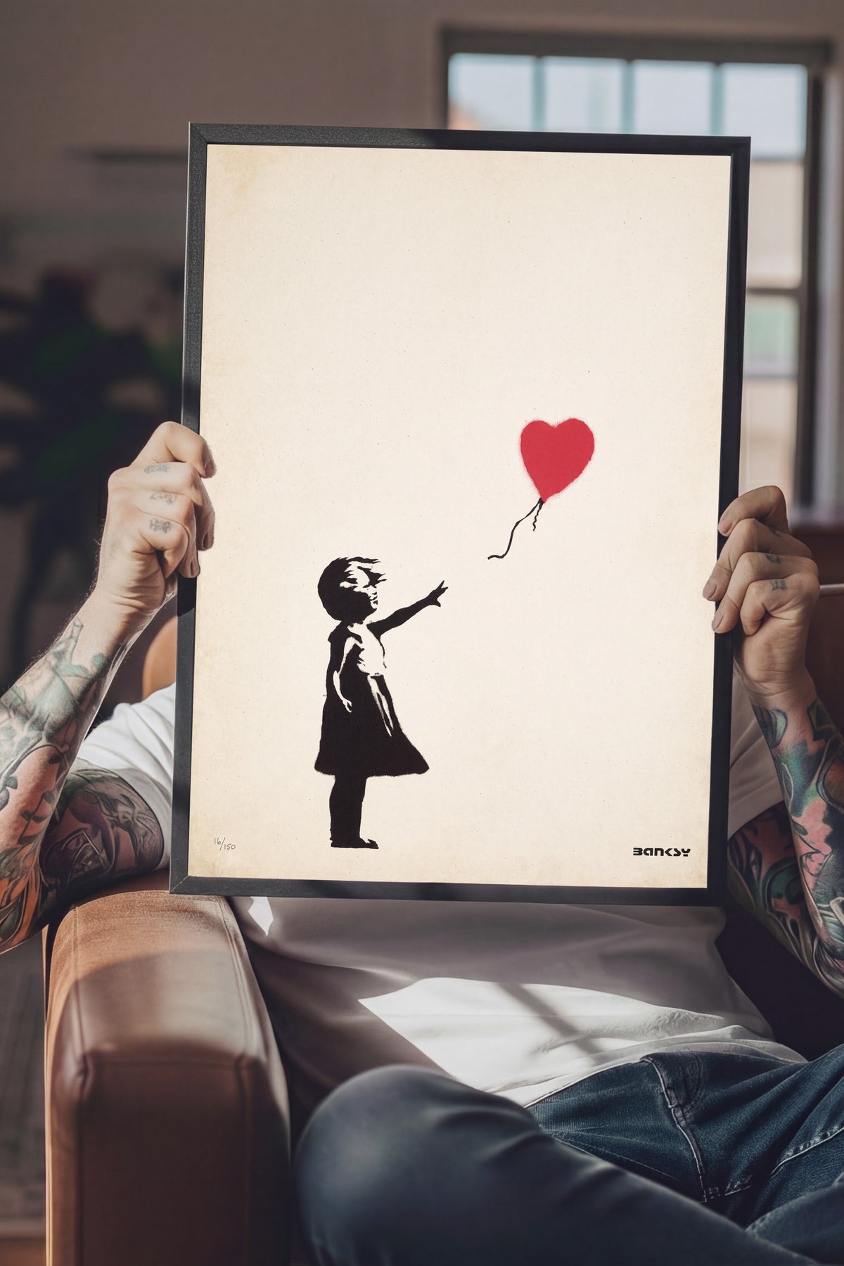 Kalpli Balon Tutan Kız Poster – Siyah Çerçeveli Tablo