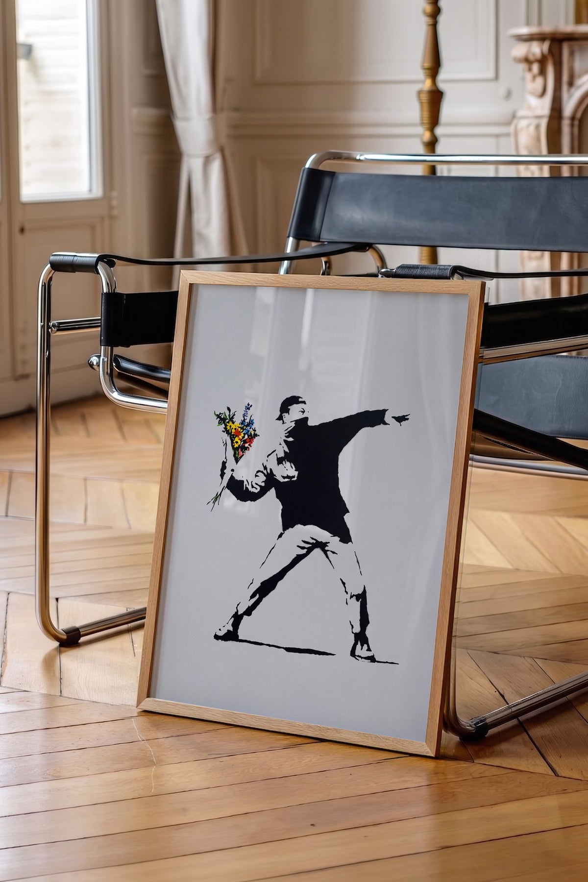 Çiçek Atan Adam Poster – Ahşap Çerçeveli Tablo