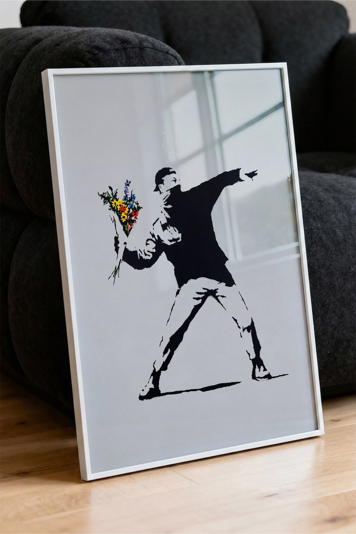 Çiçek Atan Adam Poster – Beyaz Çerçeveli Tablo