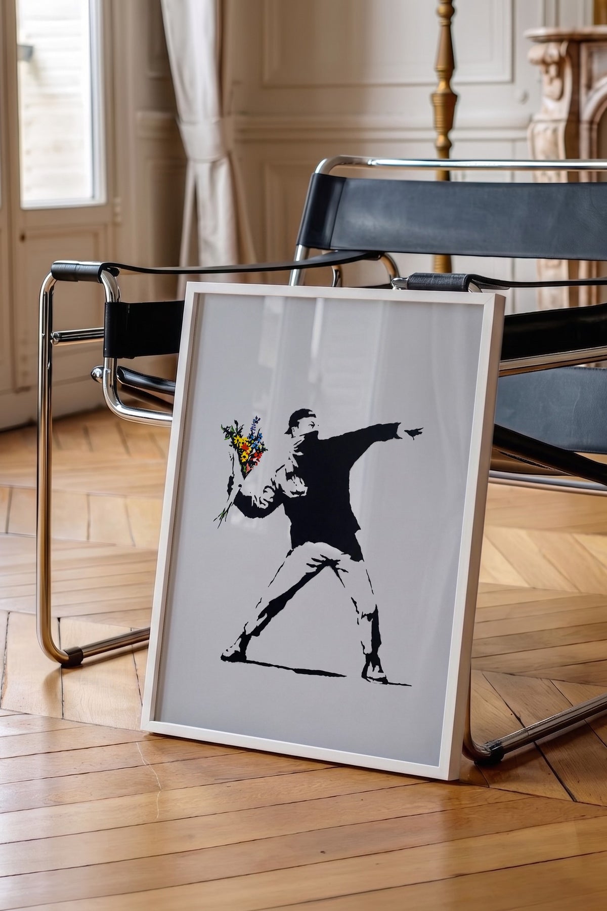 Çiçek Atan Adam Poster – Beyaz Çerçeveli Tablo