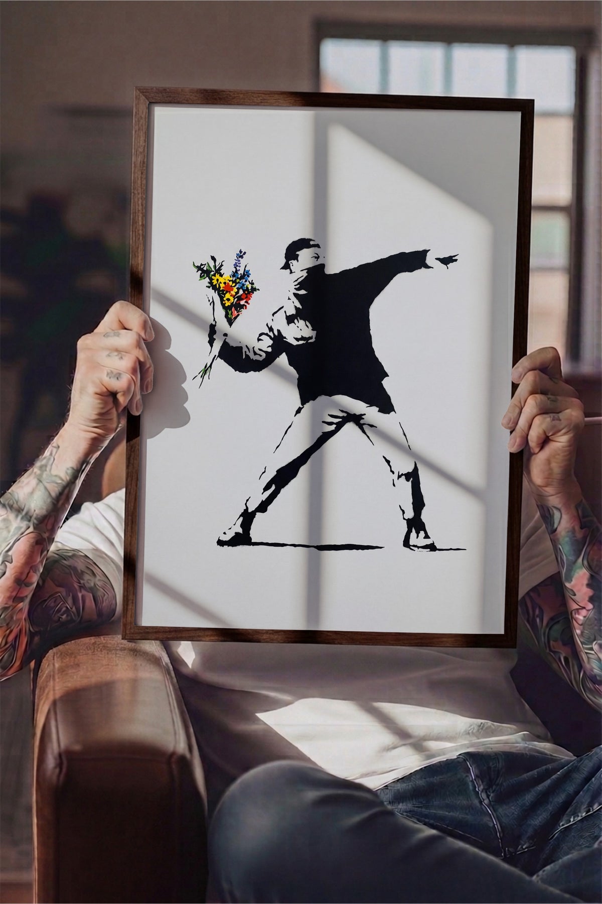 Çiçek Atan Adam Poster – Kahverengi Çerçeveli Tablo