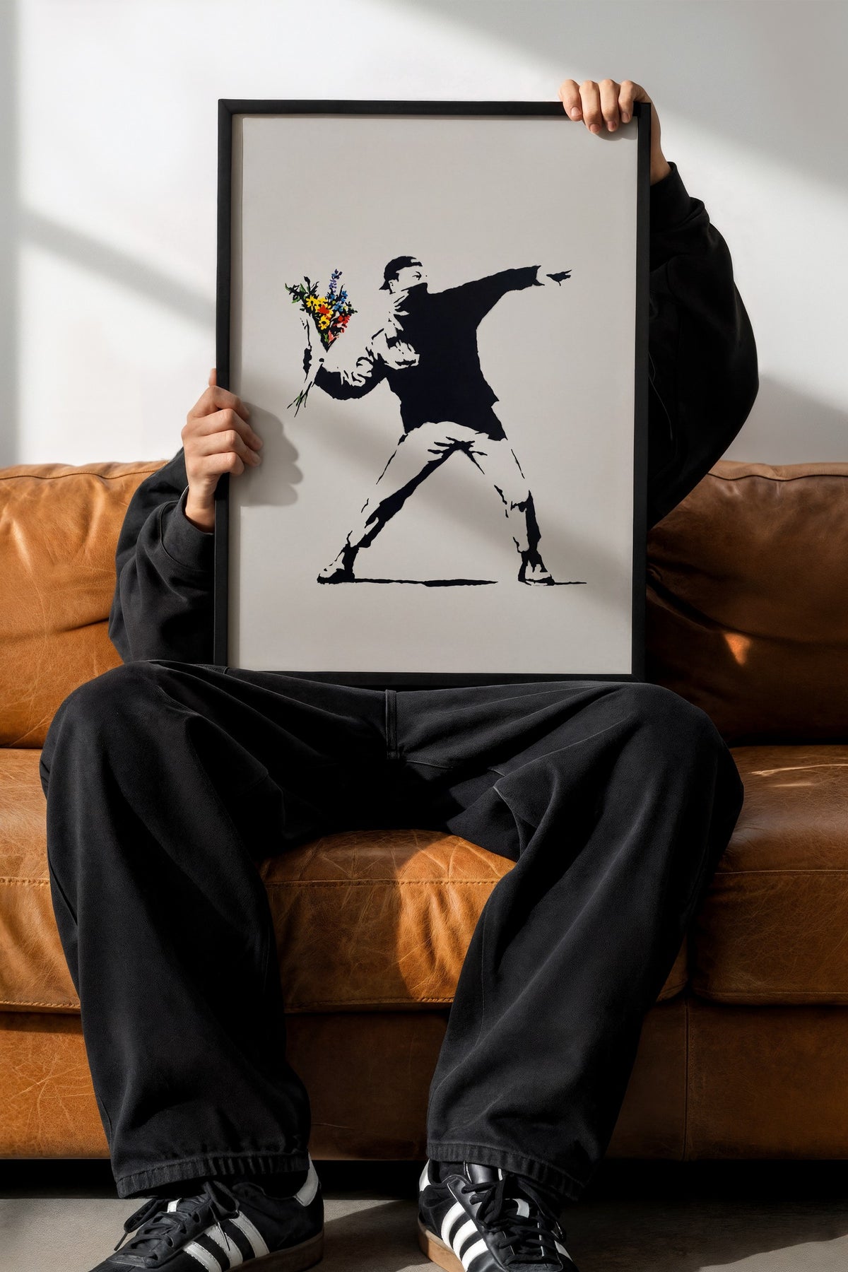 Çiçek Atan Adam Poster – Siyah Çerçeveli Tablo