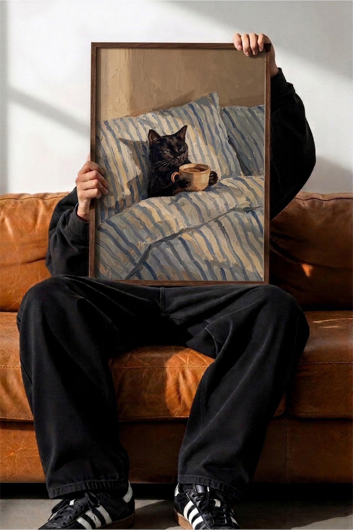 Kahve İçen Kedi Poster – Kahverengi Çerçeveli Tablo