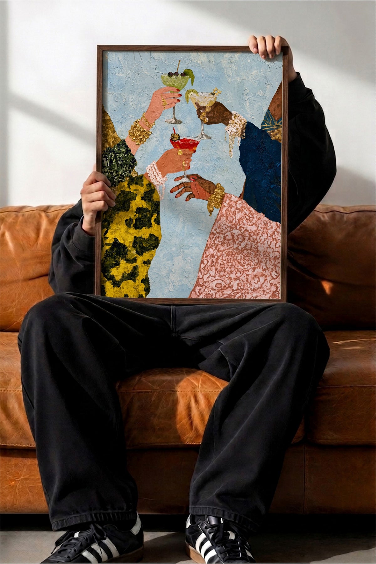 El Yapımı Kokteyl Sahnesi Poster – Kahverengi Çerçeveli Tablo
