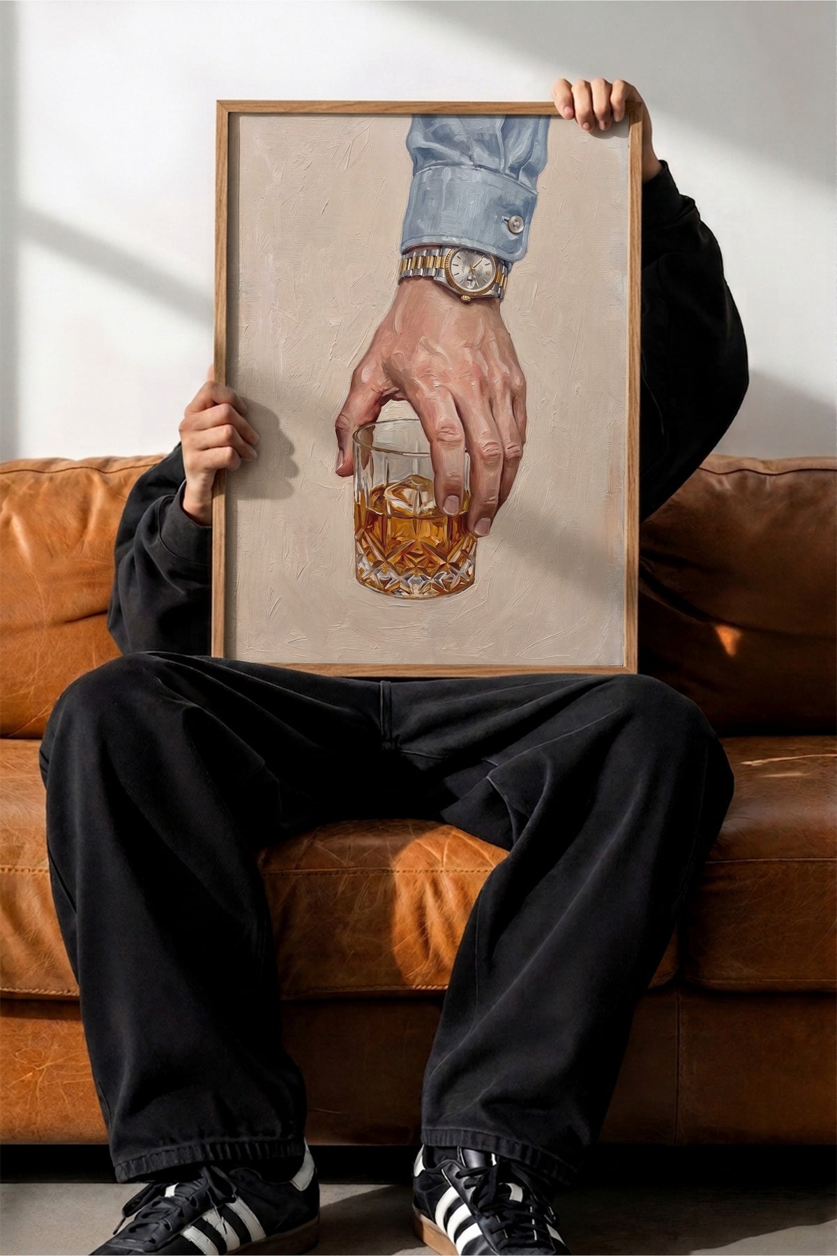 Saatli El ile İçecek Tutuşu Poster – Ahşap Çerçeveli Tablo