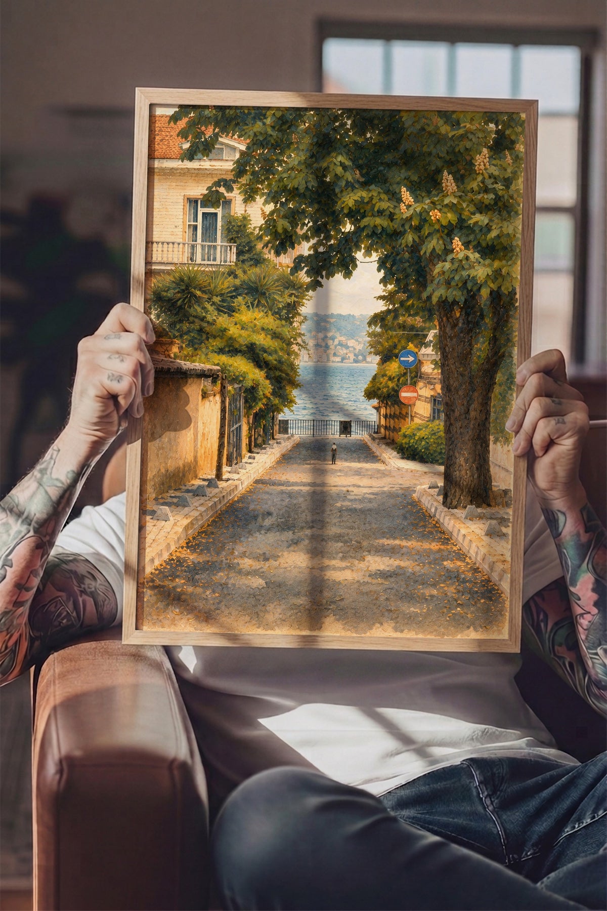 Sokak ve Deniz Manzarası Poster – Ahşap Çerçeveli Tablo