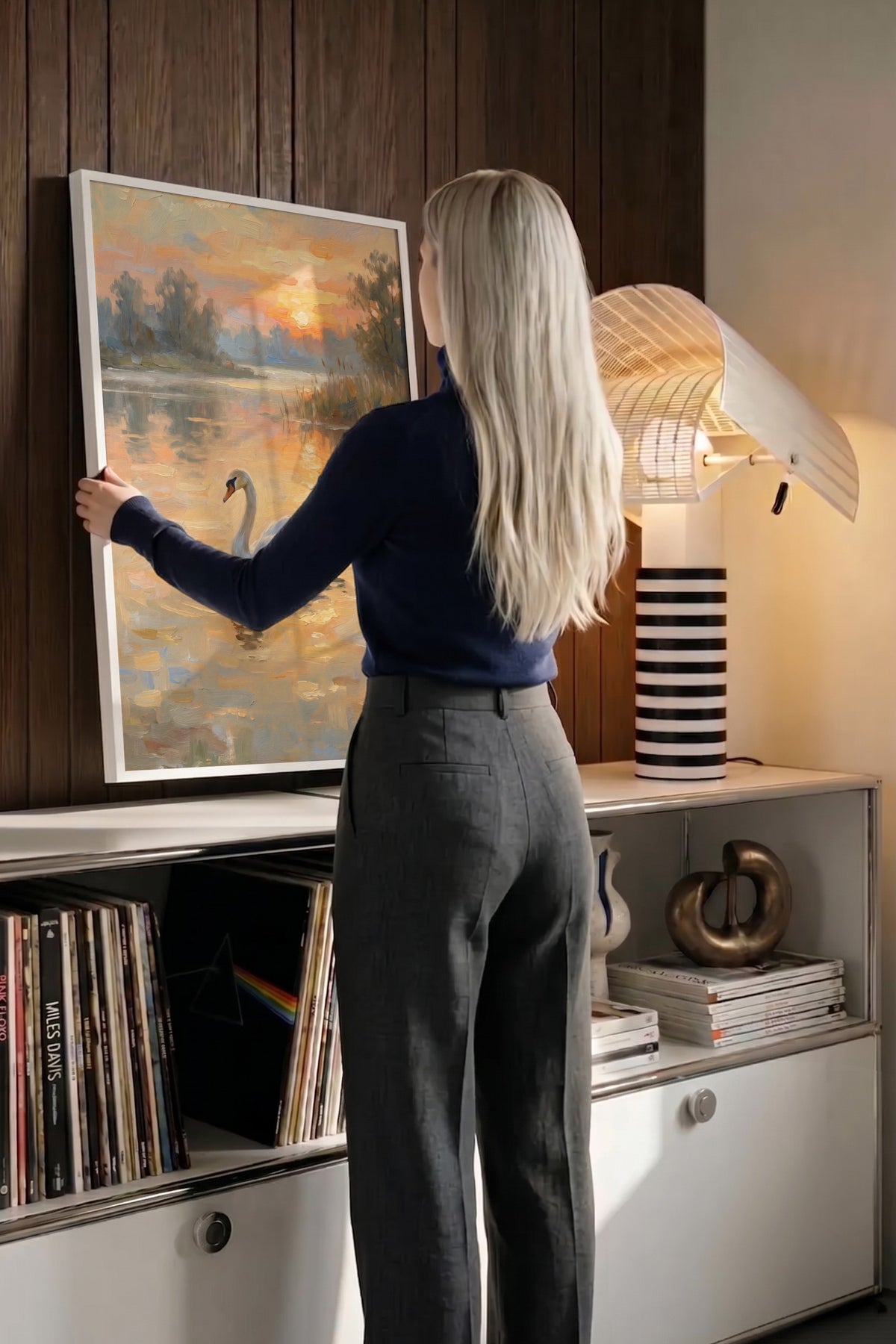Gölde Yüzen Kuğu Poster – Beyaz Çerçeveli Tablo