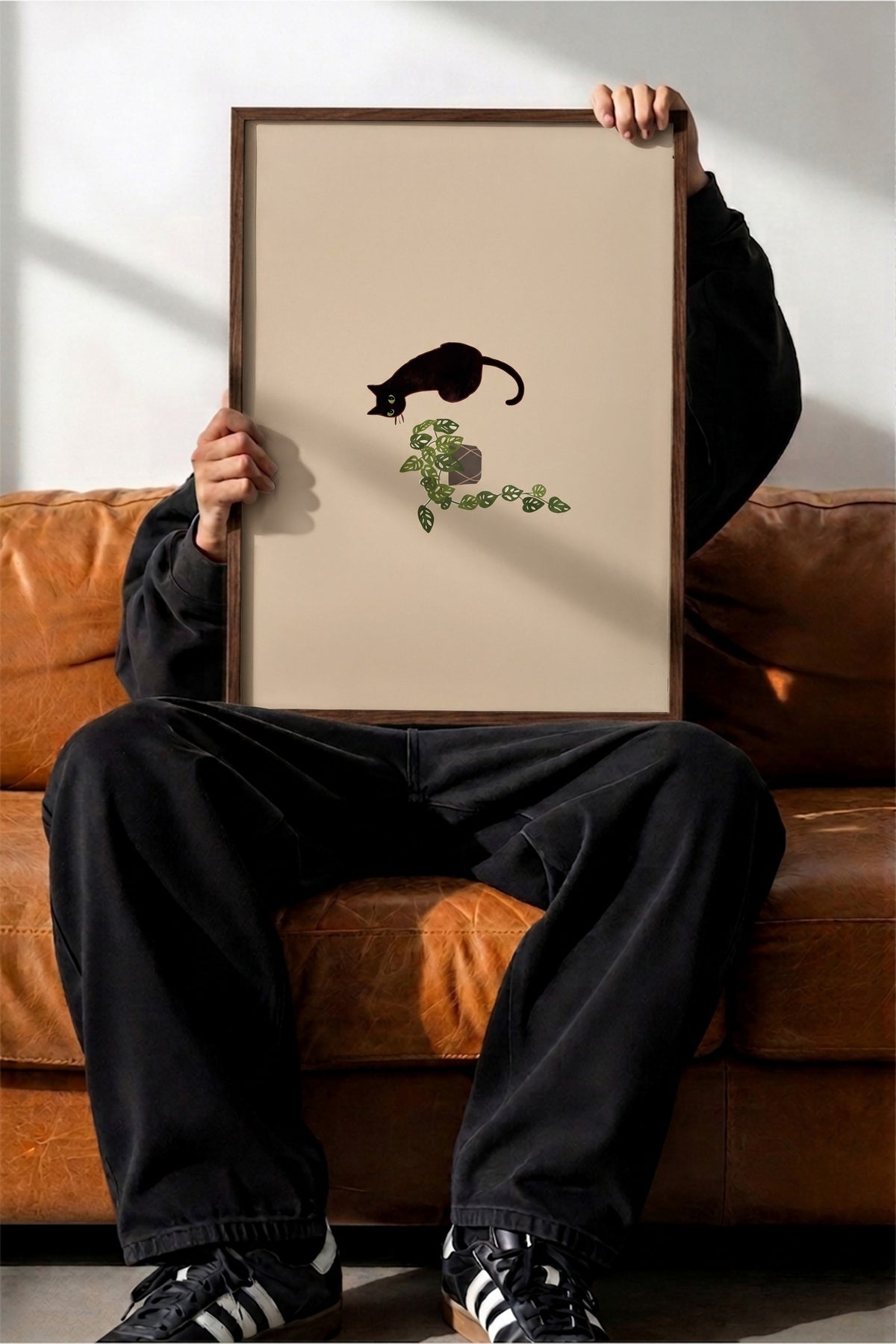 Bitkiyle Oynayan Kedi Poster – Kahverengi Çerçeveli Tablo