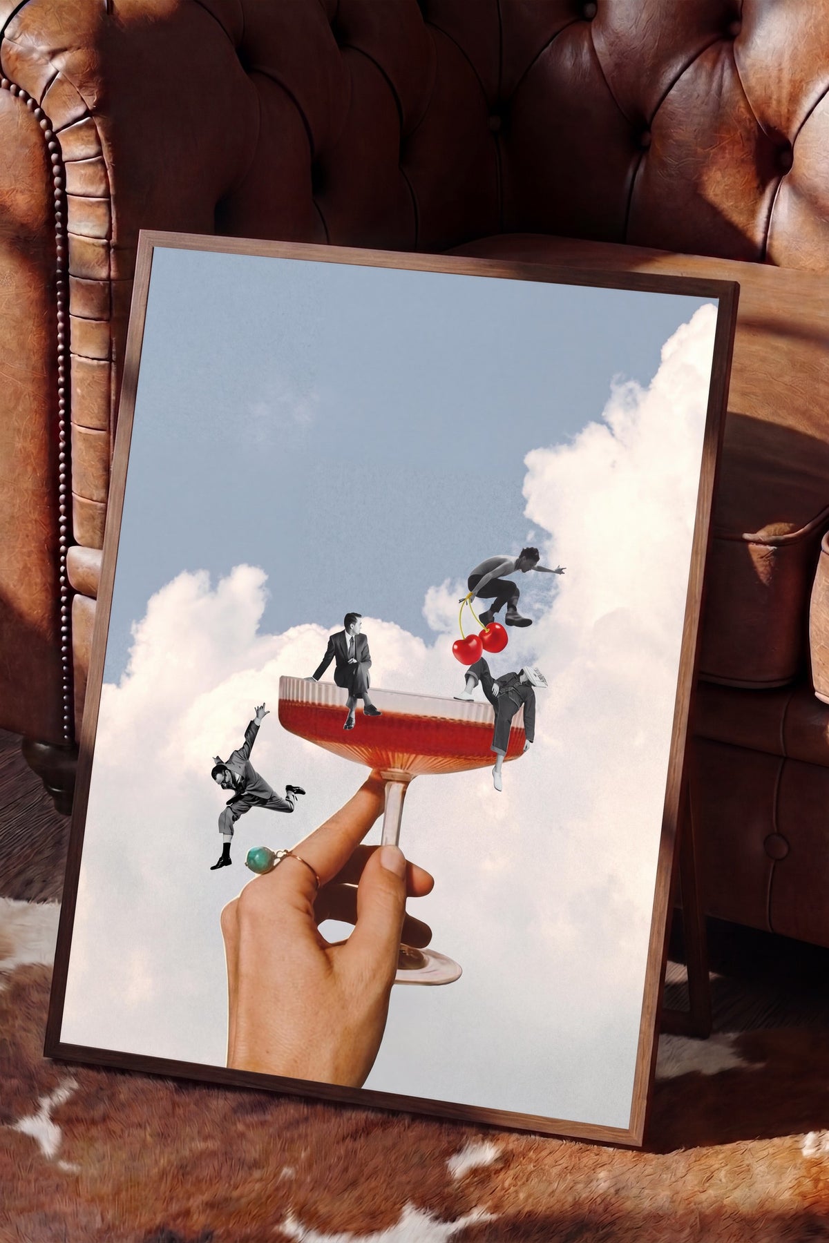 Fincan Üzerinde Dans Eden İnsanlar Poster – Kahverengi Çerçeveli Tablo