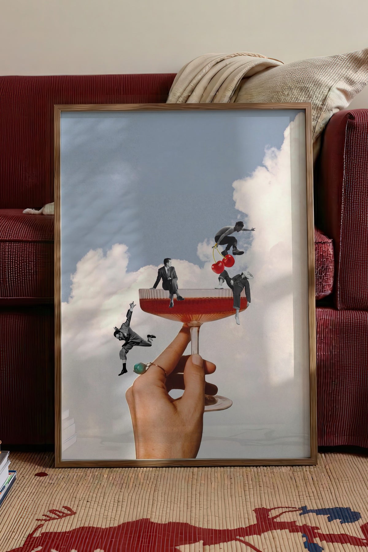 Fincan Üzerinde Dans Eden İnsanlar Poster – Kahverengi Çerçeveli Tablo