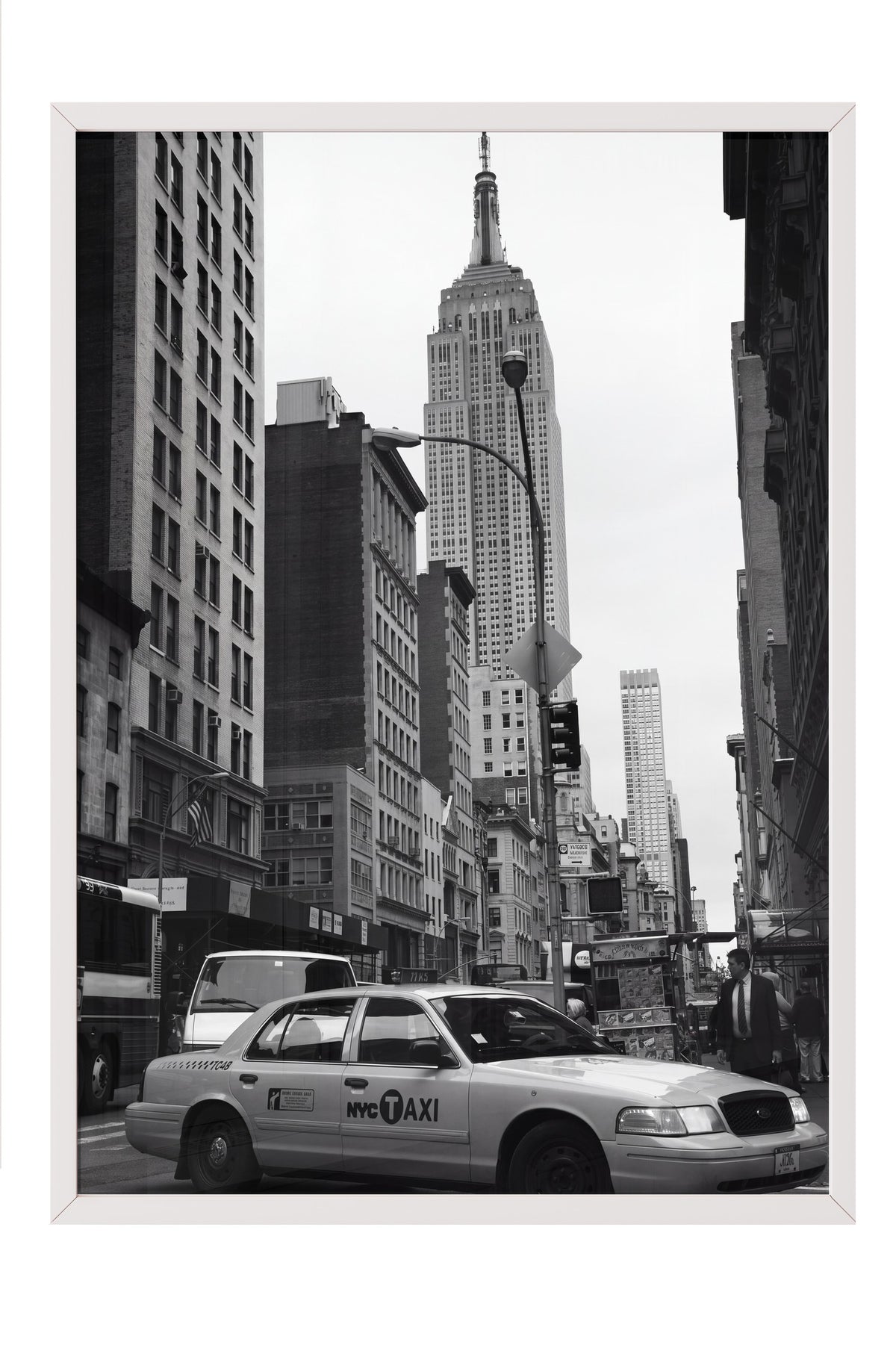 Empire State ve New York Sokakları Poster – Beyaz Çerçeveli Tablo
