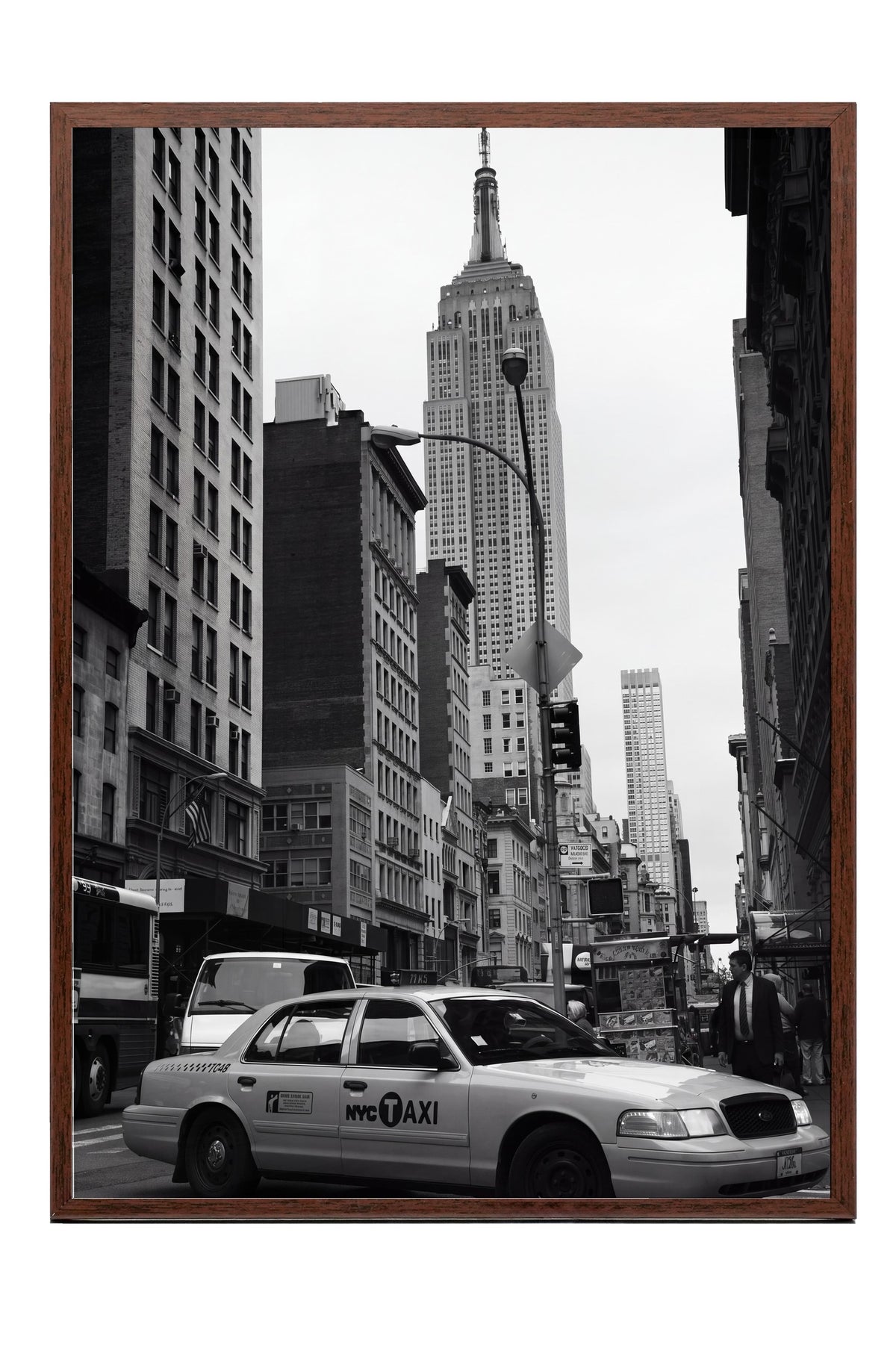 Empire State ve New York Sokakları Poster – Kahverengi Çerçeveli Tablo