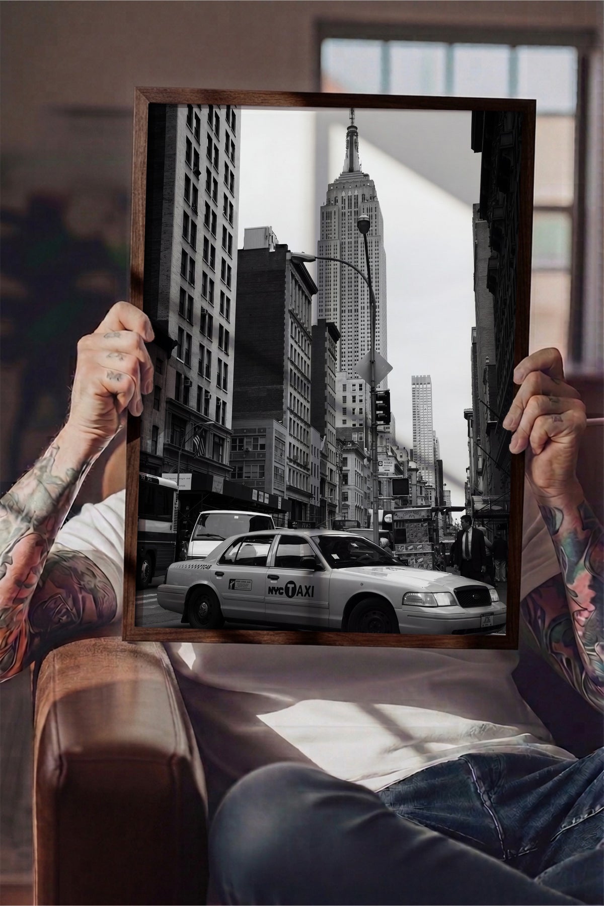 Empire State ve New York Sokakları Poster – Kahverengi Çerçeveli Tablo