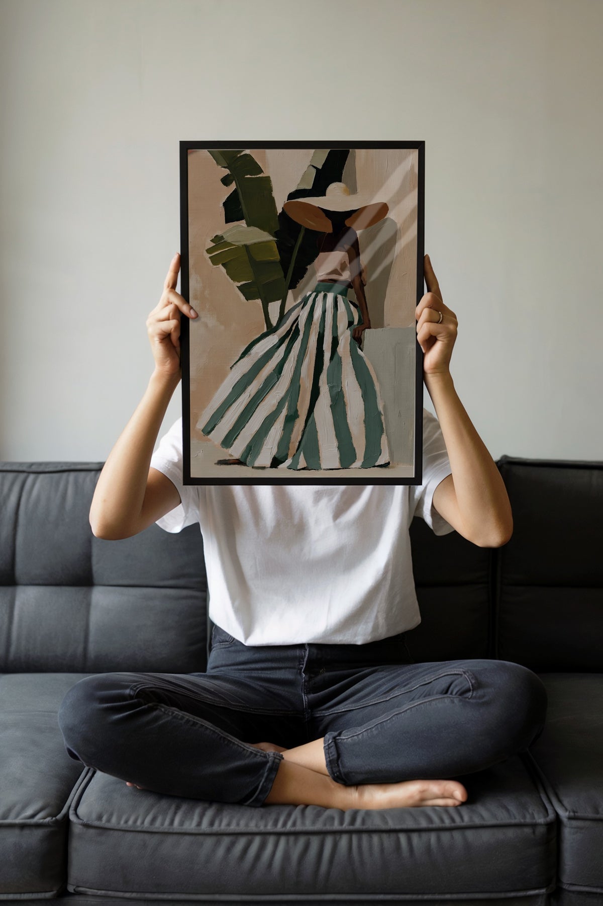 Büyük Şapkalı Kadın İllüstrasyonu Poster – Siyah Çerçeveli Tablo