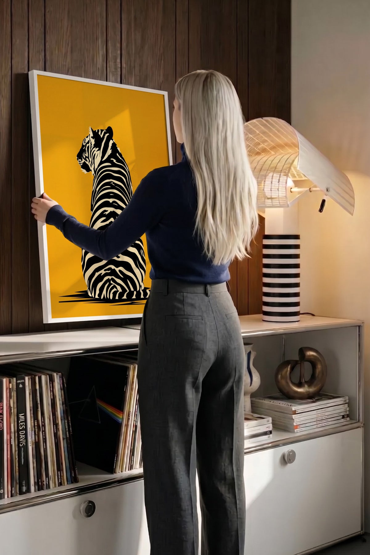 Sırtı Dönük Kaplan Poster – Beyaz Çerçeveli Tablo
