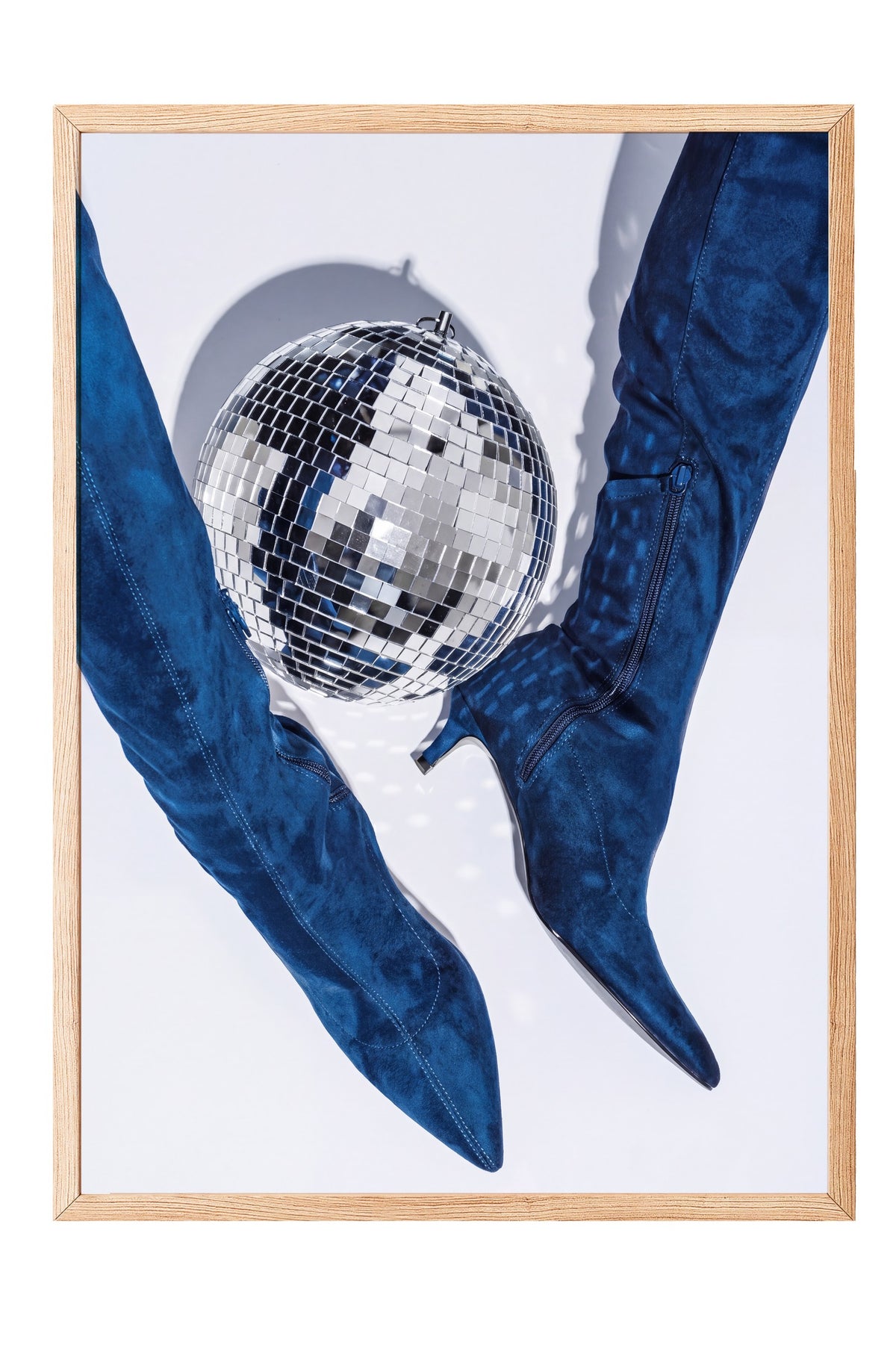 Disko Topu ve Çizme Kompozisyonu Poster – Ahşap Çerçeveli Tablo