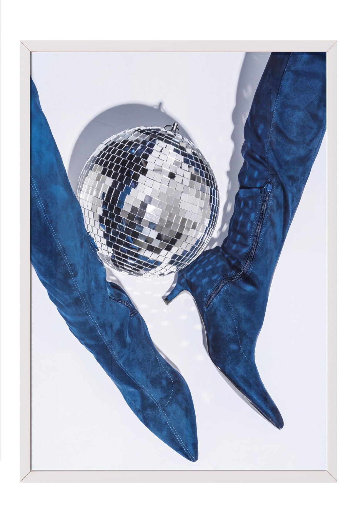 Disko Topu ve Çizme Kompozisyonu Poster – Beyaz Çerçeveli Tablo