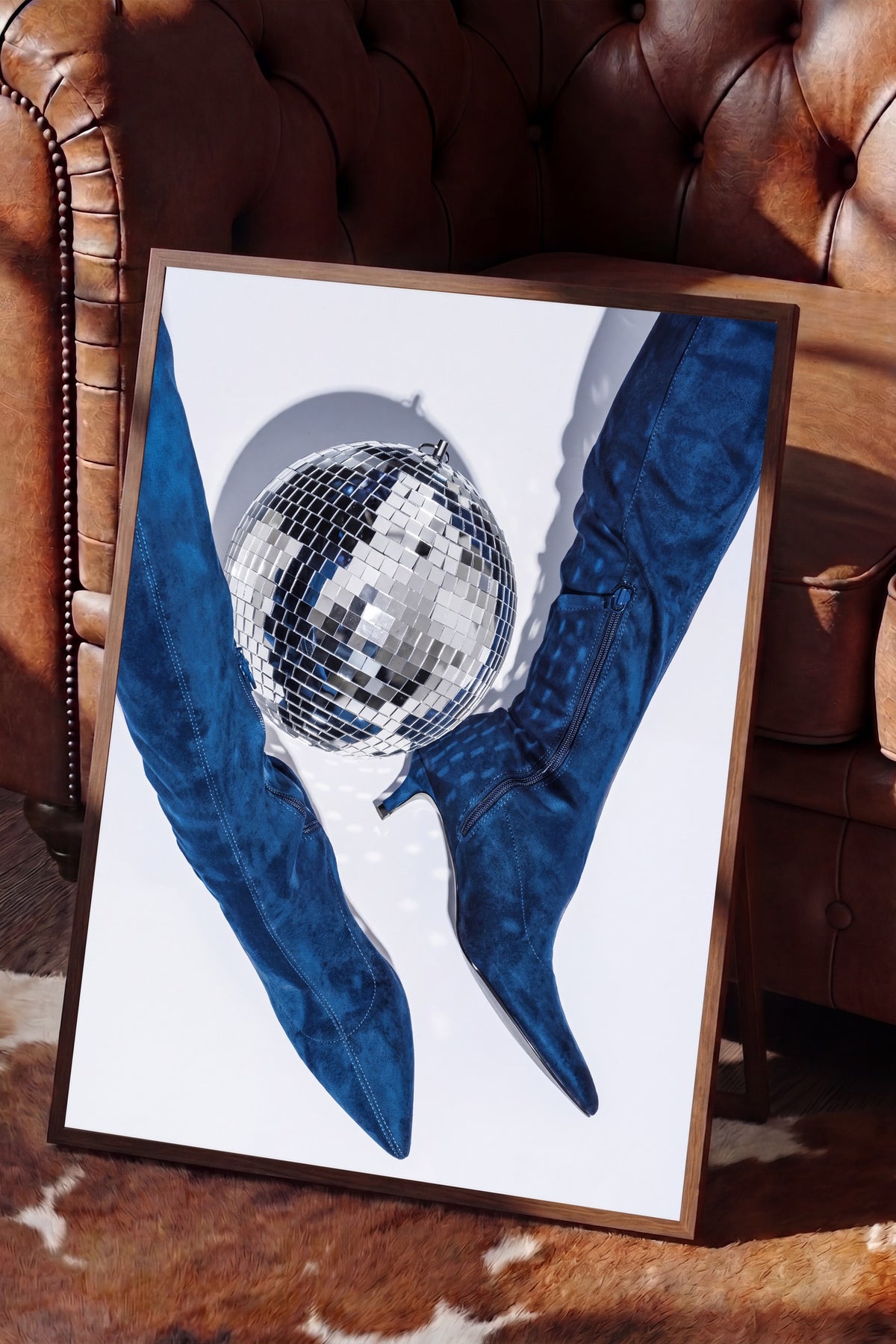 Disko Topu ve Çizme Kompozisyonu Poster – Kahverengi Çerçeveli Tablo