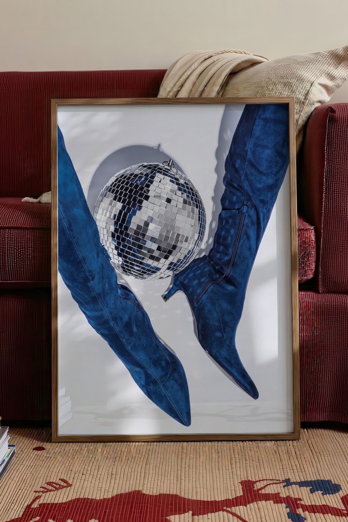 Disko Topu ve Çizme Kompozisyonu Poster – Kahverengi Çerçeveli Tablo