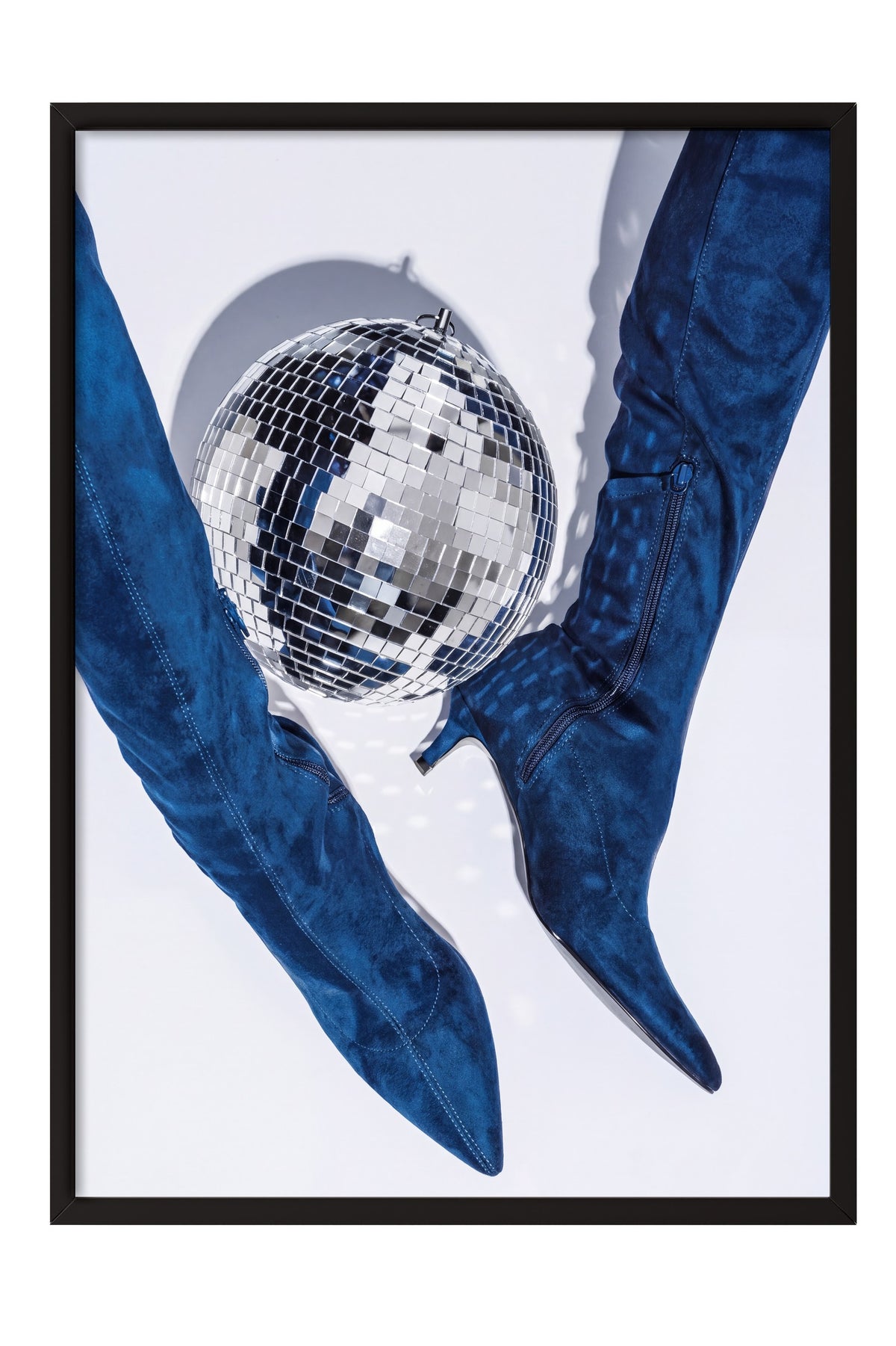 Disko Topu ve Çizme Kompozisyonu Poster – Siyah Çerçeveli Tablo