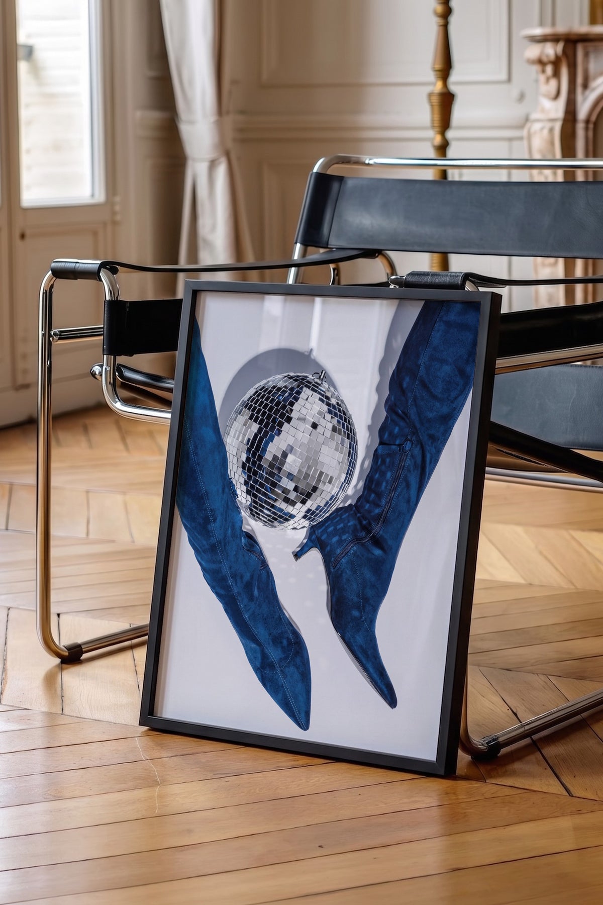 Disko Topu ve Çizme Kompozisyonu Poster – Siyah Çerçeveli Tablo