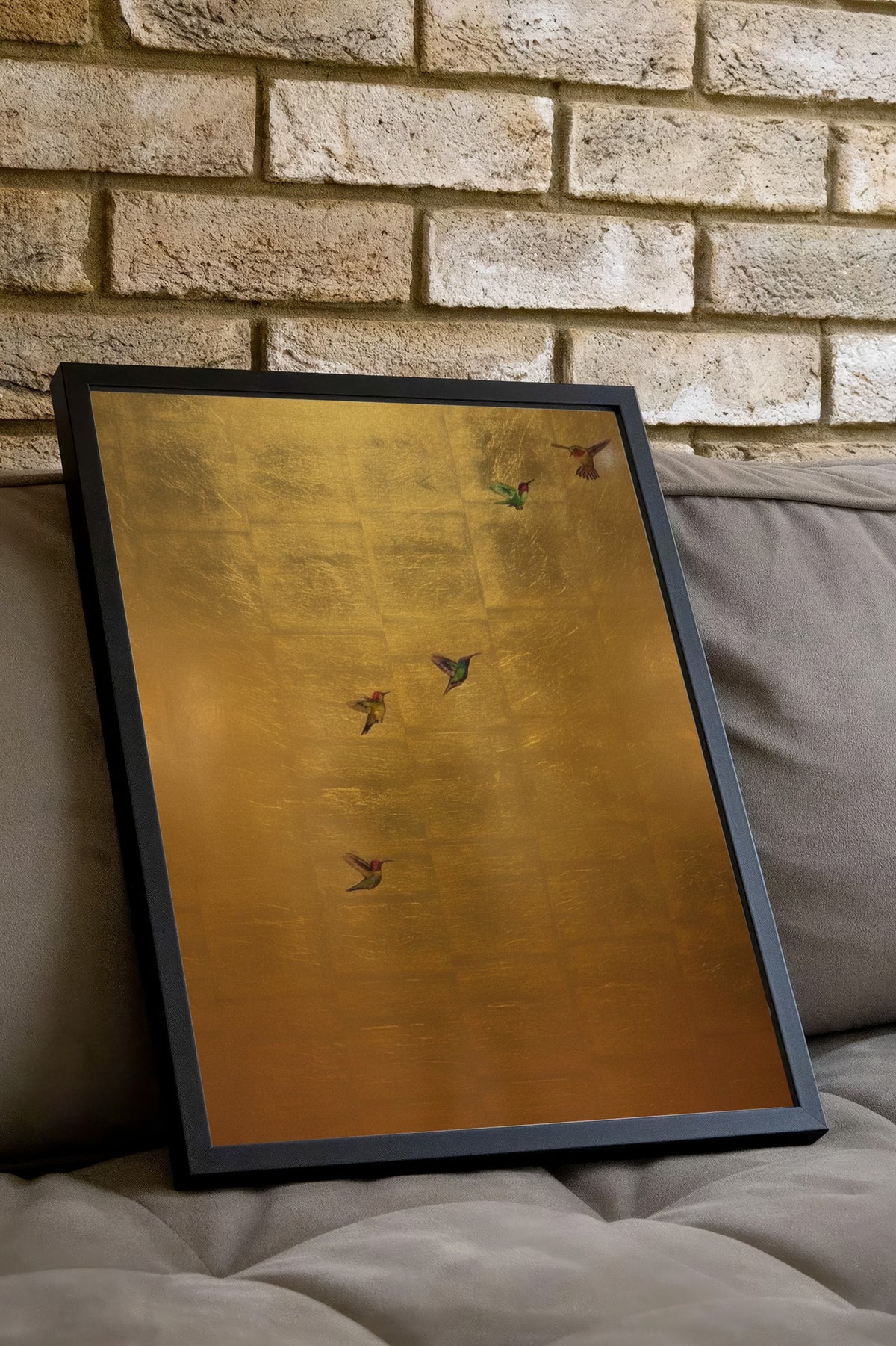 Altın Zeminde Uçuşan Sinek Kuşları Poster – Siyah Çerçeveli Tablo