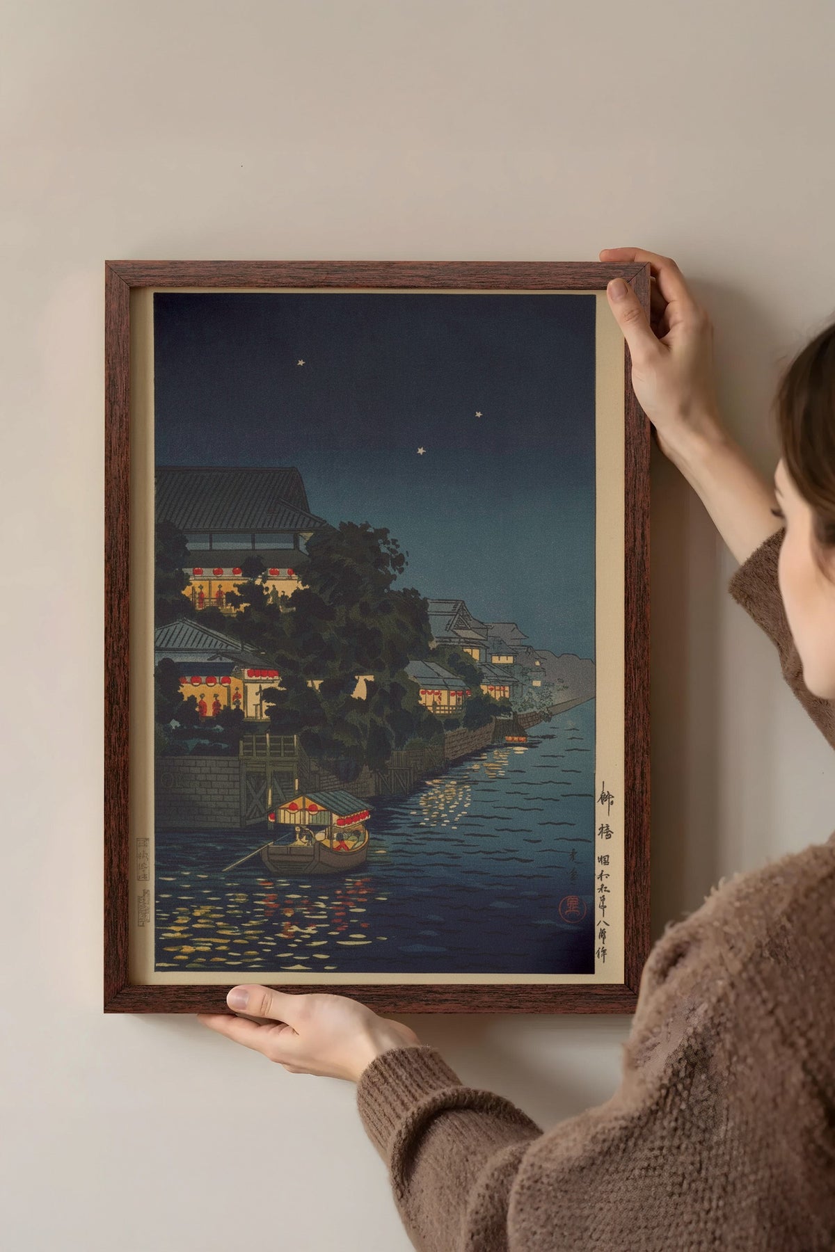 Ay Işığında Kıyı Kasabası Poster – Kahverengi Çerçeveli Tablo