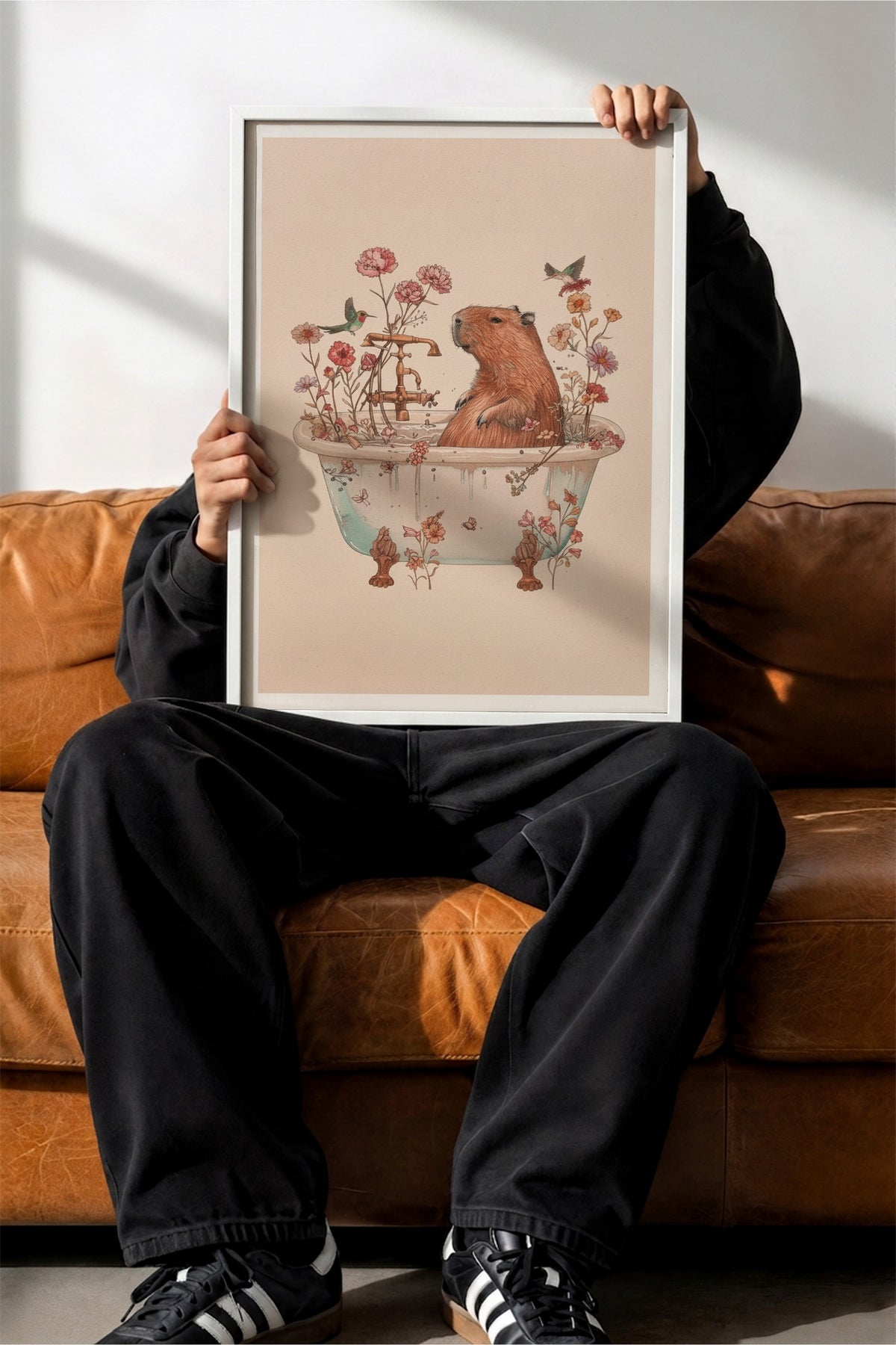 Çiçekli Küvette Kapibara Poster – Beyaz Çerçeveli Tablo