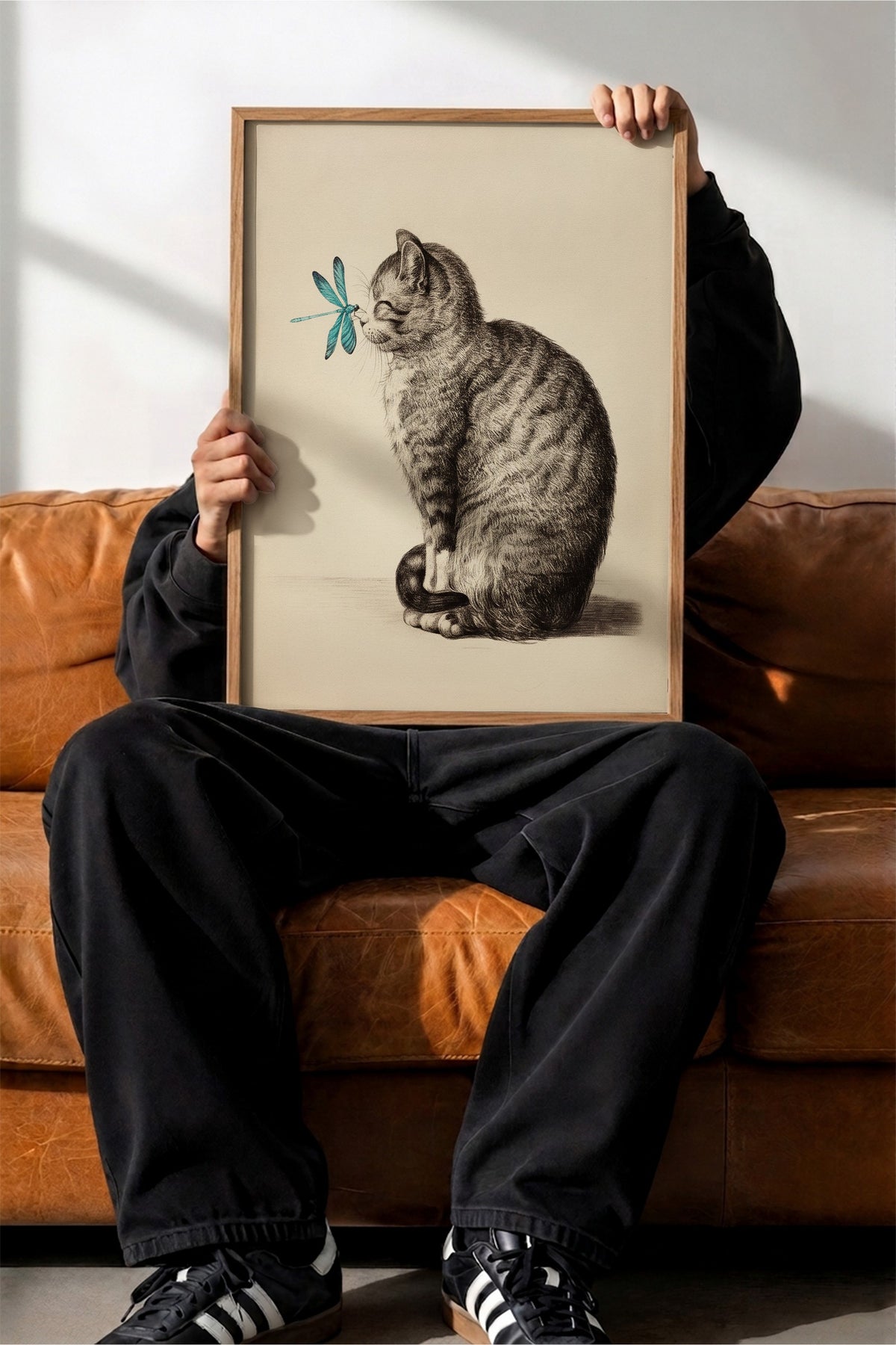 Yusufçuklu Yavru Kedi Çizimi Poster – Ahşap Çerçeveli Tablo