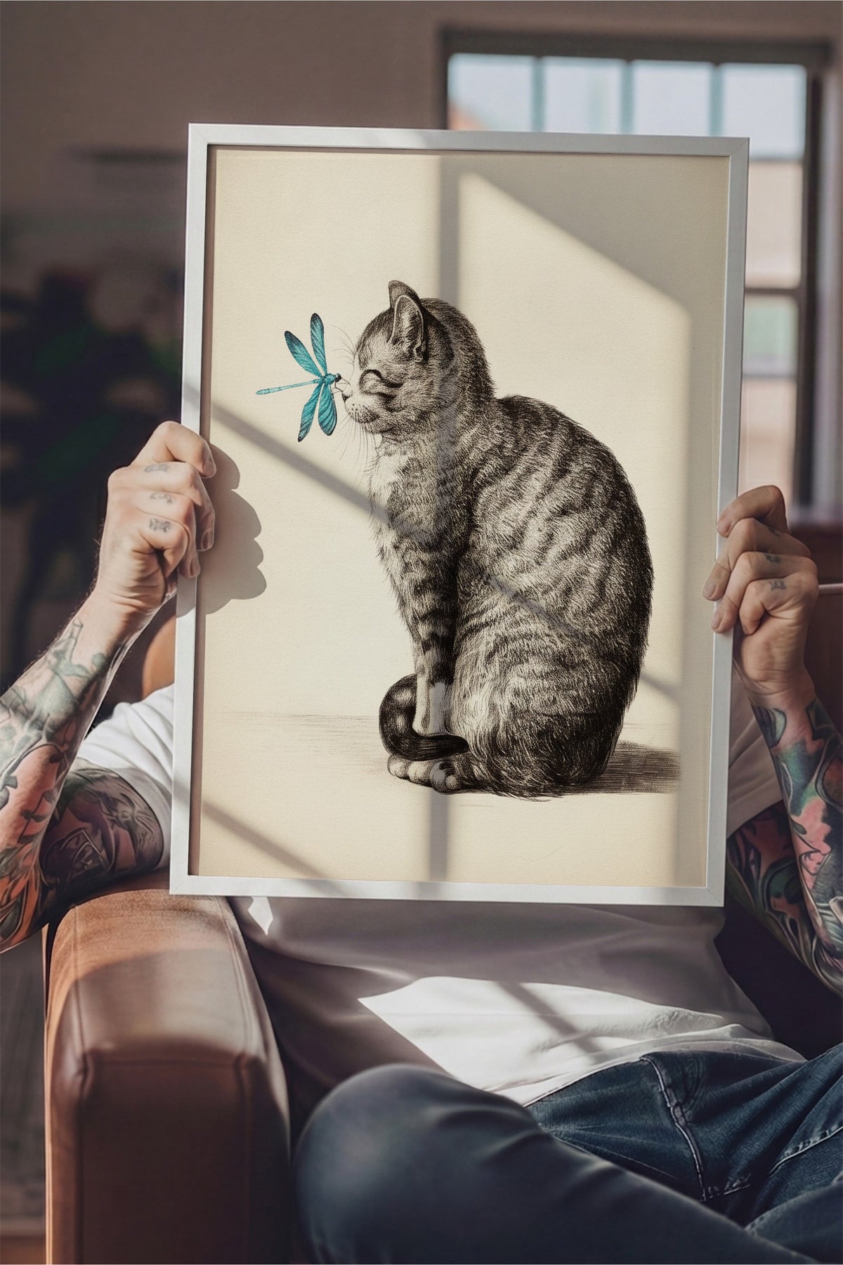 Yusufçuklu Yavru Kedi Çizimi Poster – Beyaz Çerçeveli Tablo