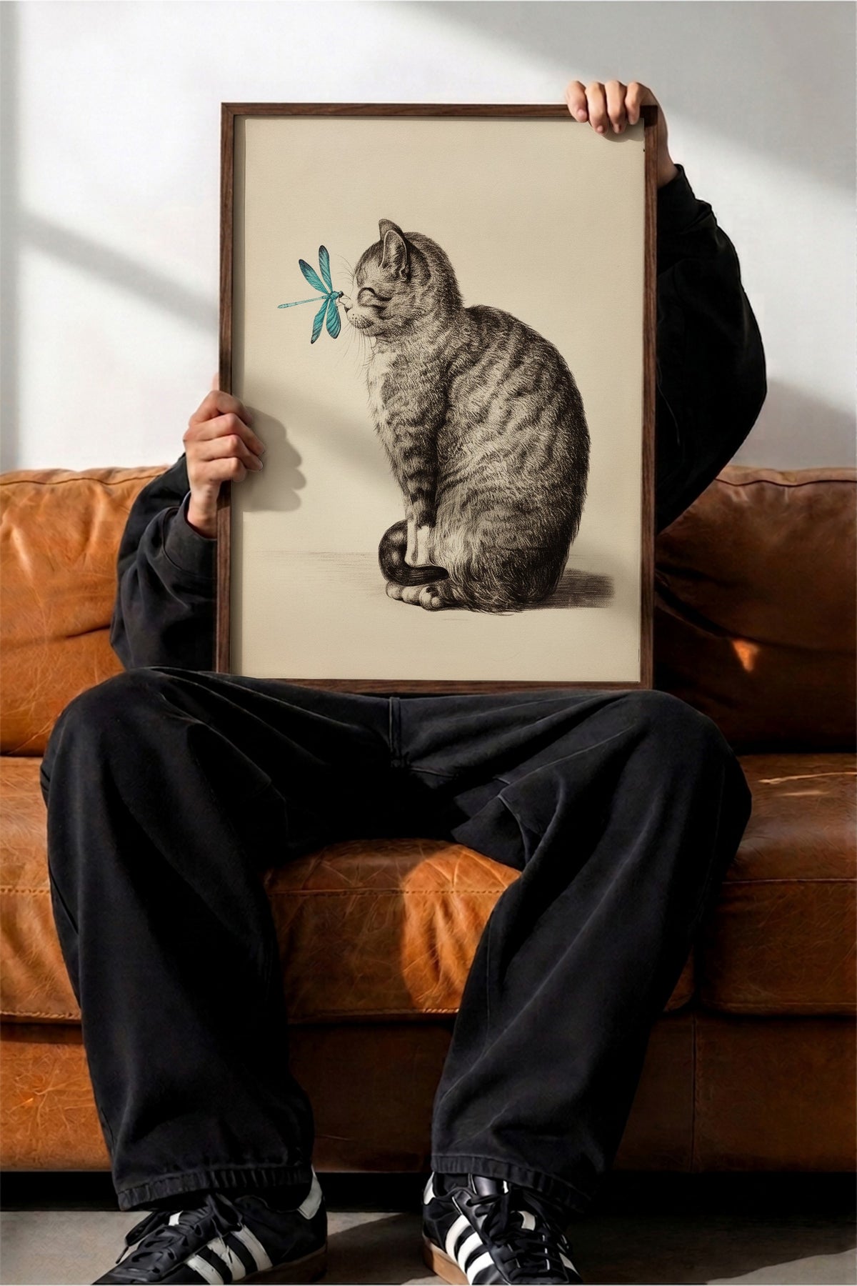 Yusufçuklu Yavru Kedi Çizimi Poster – Kahverengi Çerçeveli Tablo