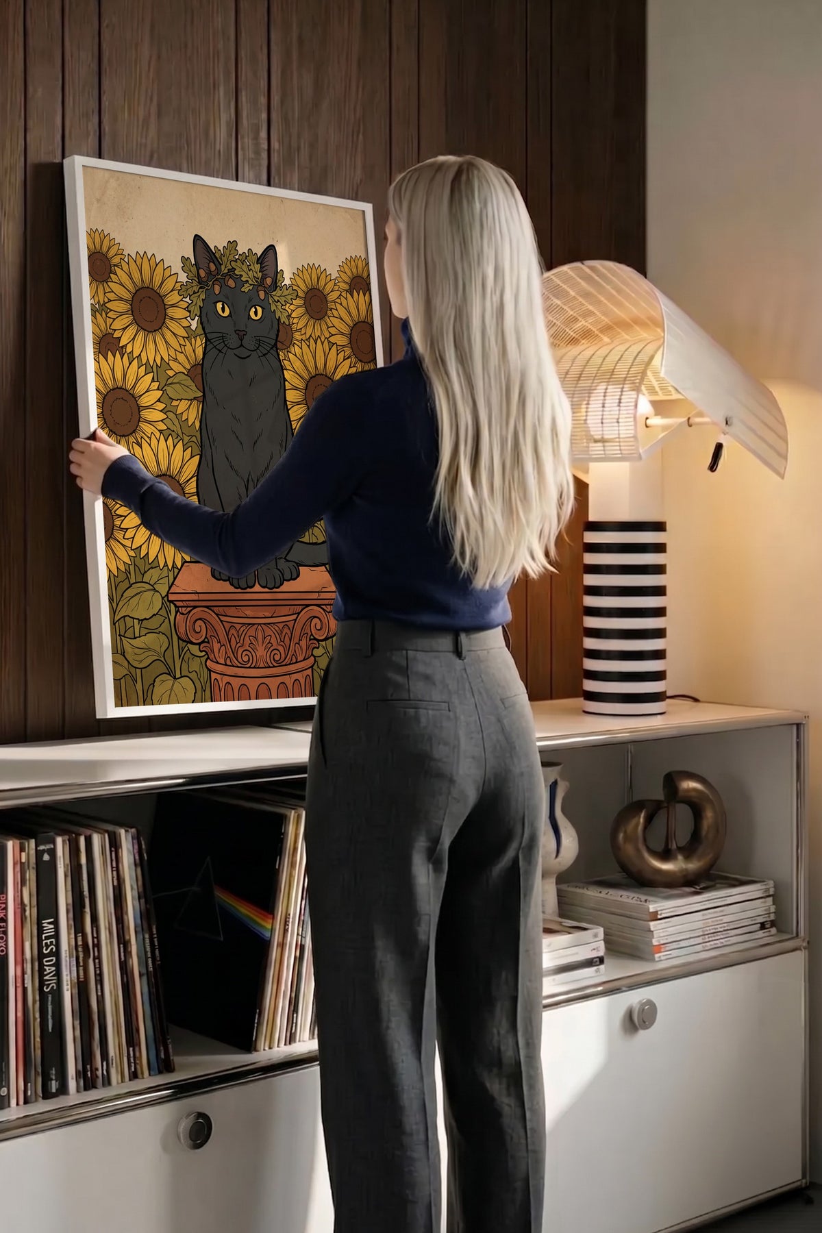 Ayçiçeği Bahçesinde Taç Takan Kedi Poster – Beyaz Çerçeveli Tablo