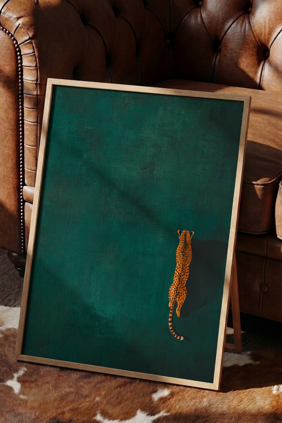 Yeşil Zeminde Yürüyen Çita Poster – Ahşap Çerçeveli Tablo