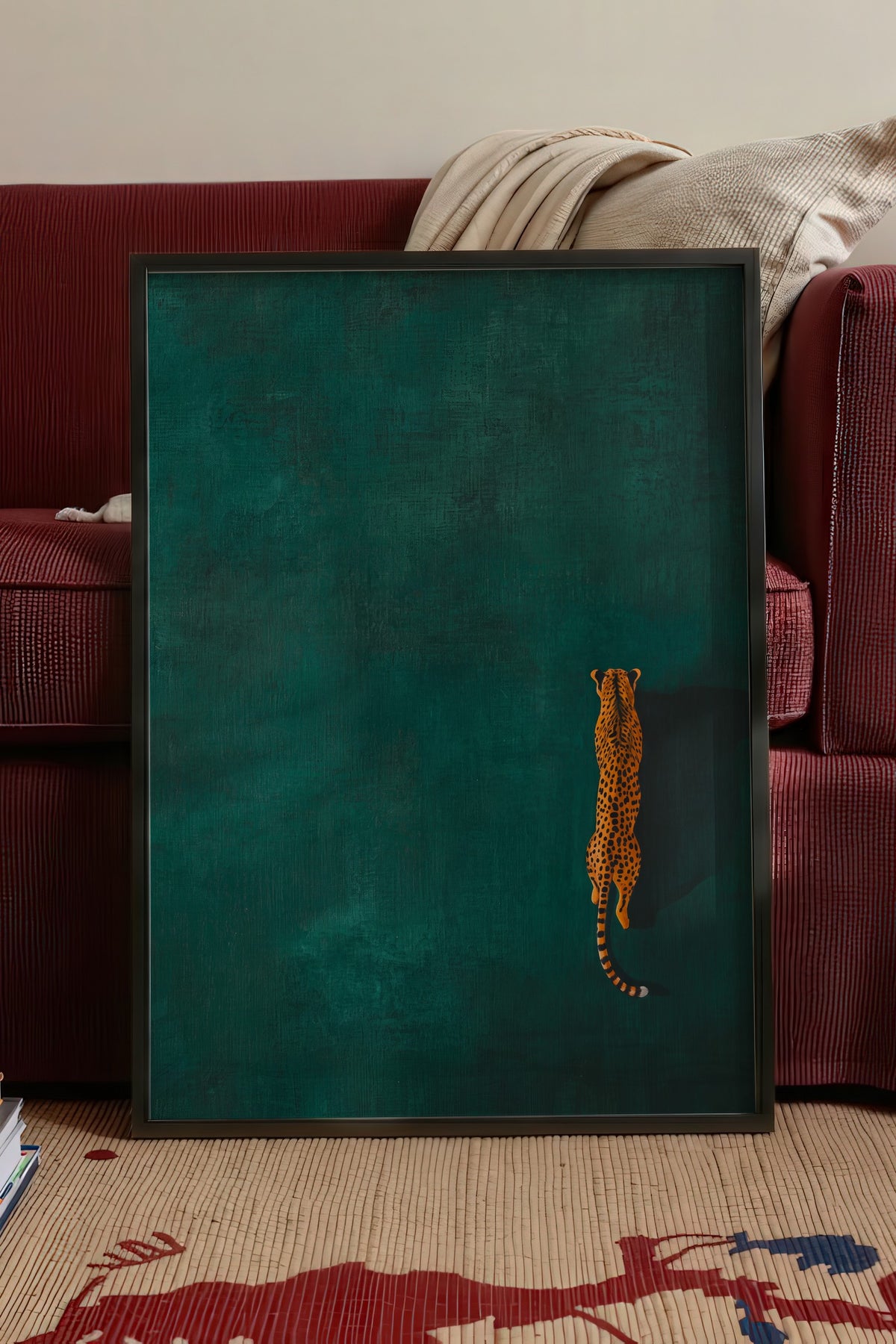 Yeşil Zeminde Yürüyen Çita Poster – Siyah Çerçeveli Tablo