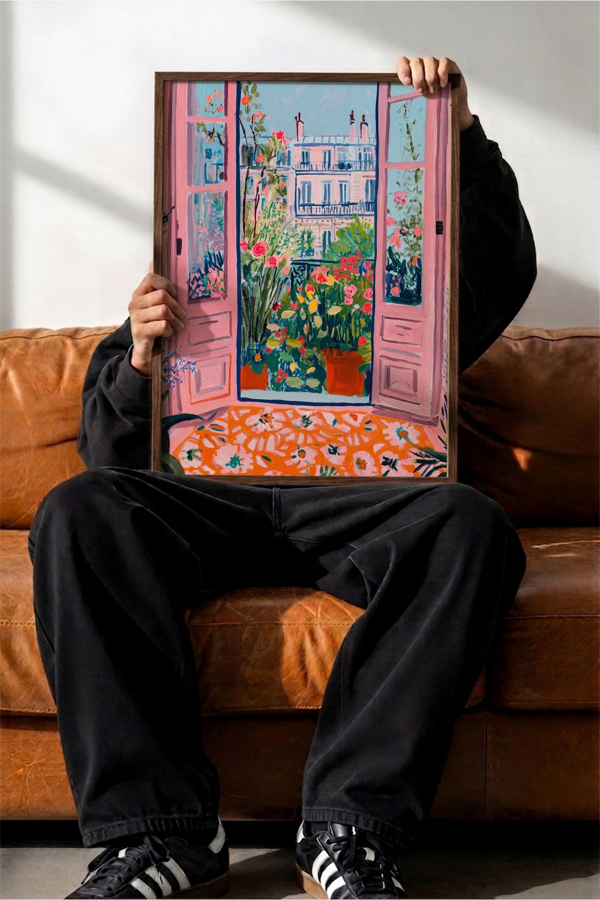 Çiçekli Balkon Manzaralı Pembe Kapılar Poster – Kahverengi Çerçeveli Tablo