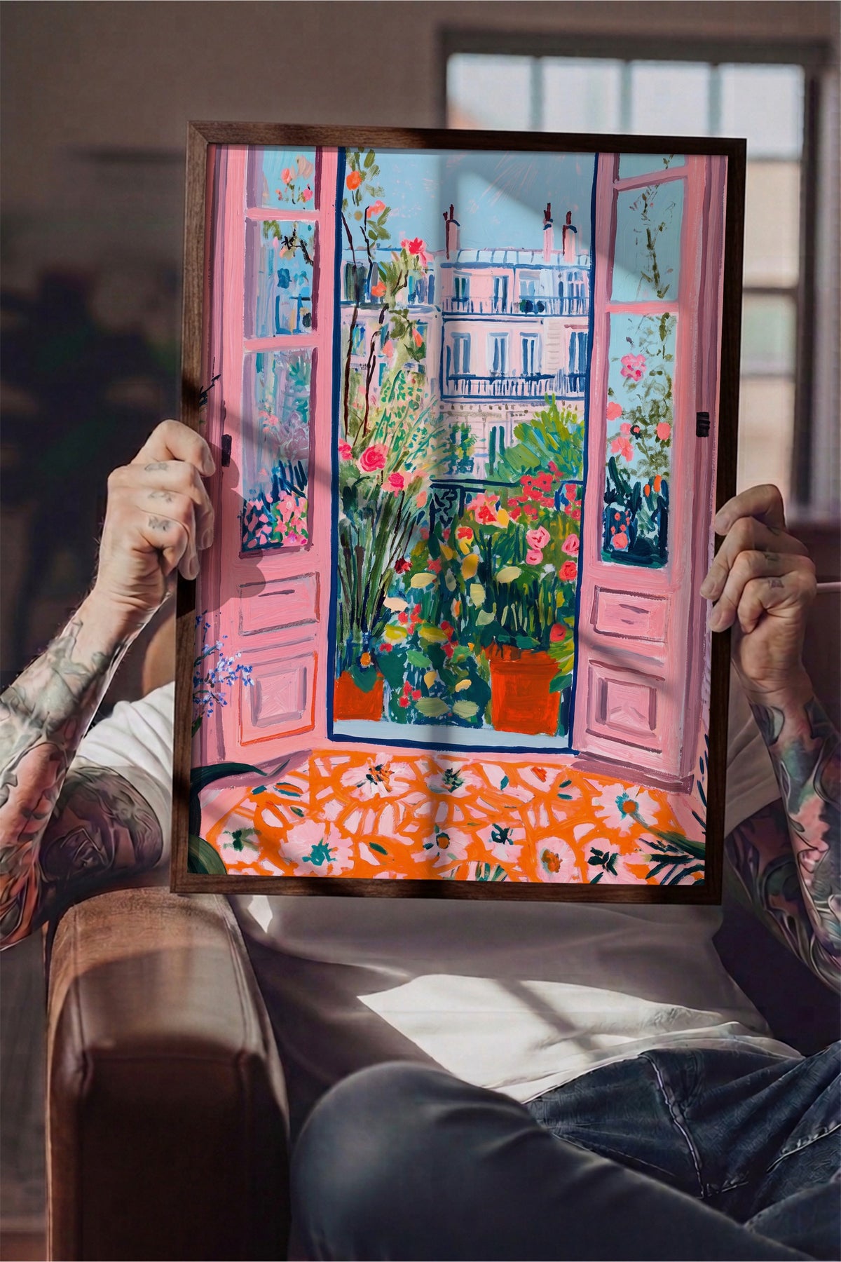Çiçekli Balkon Manzaralı Pembe Kapılar Poster – Kahverengi Çerçeveli Tablo