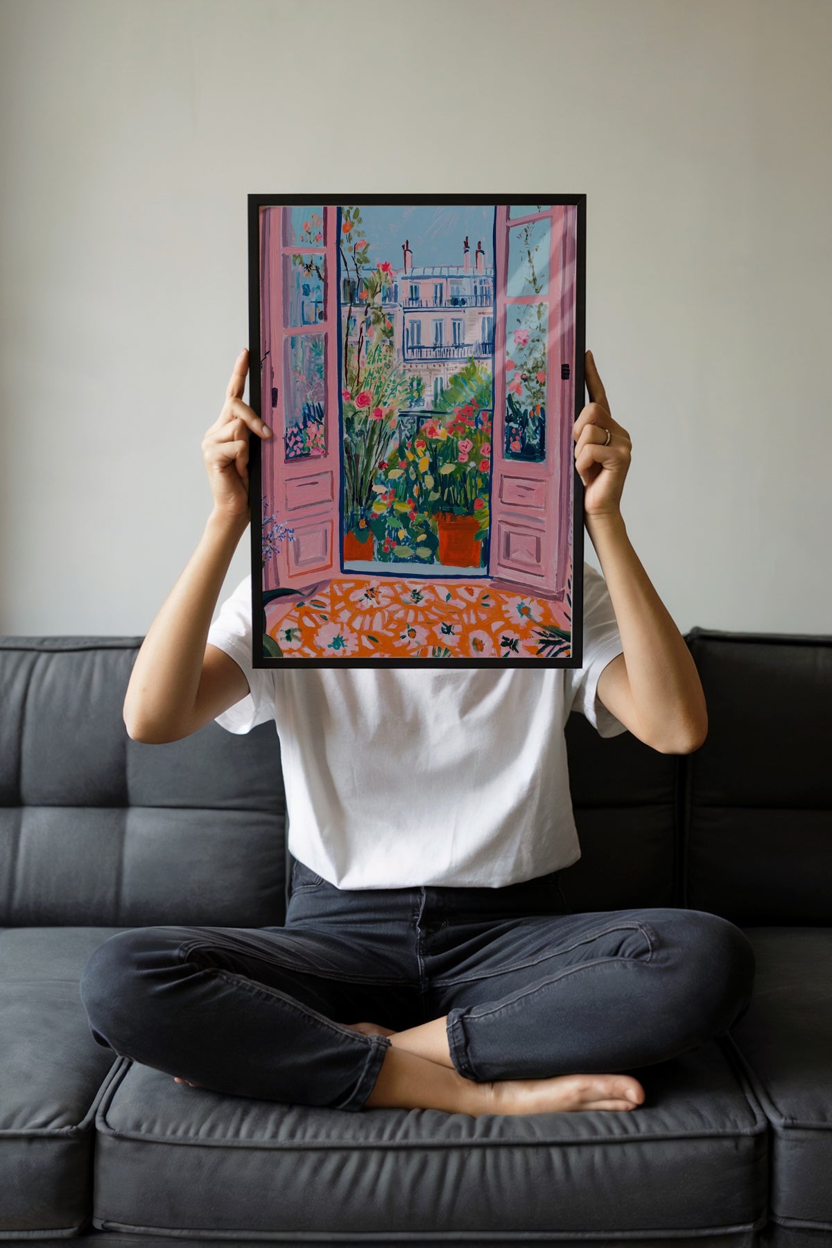 Çiçekli Balkon Manzaralı Pembe Kapılar Poster – Siyah Çerçeveli Tablo