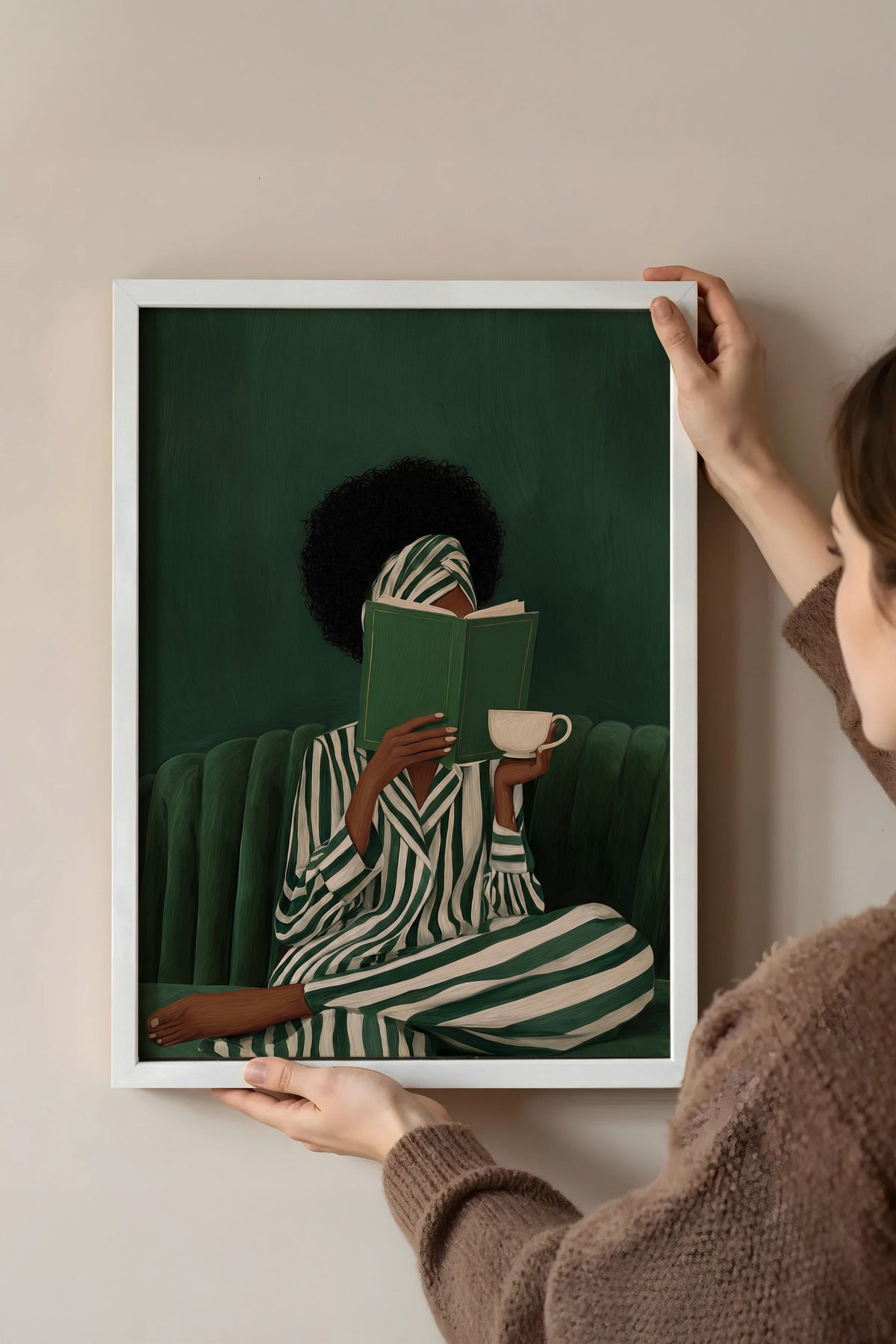 Kitap Okuyan Kadın Poster – Beyaz Çerçeveli Tablo