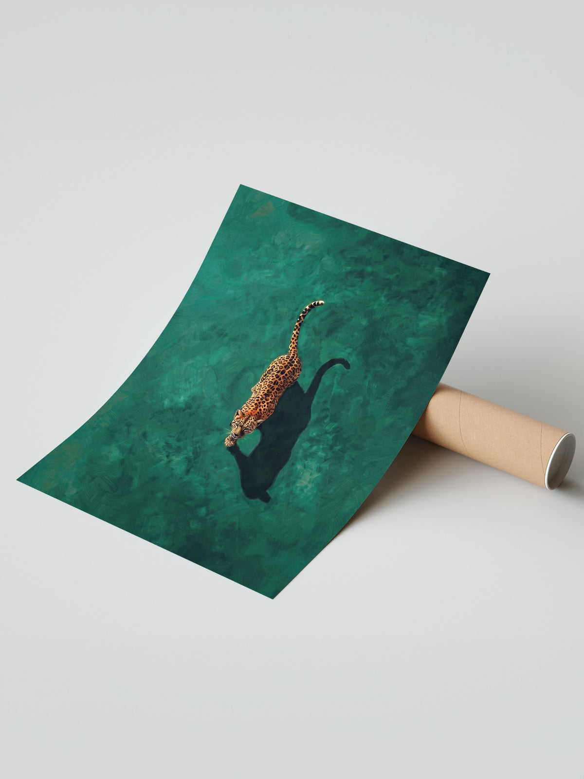 Yeşil Zeminde Yürüyen Leopar Çerçevesiz Poster