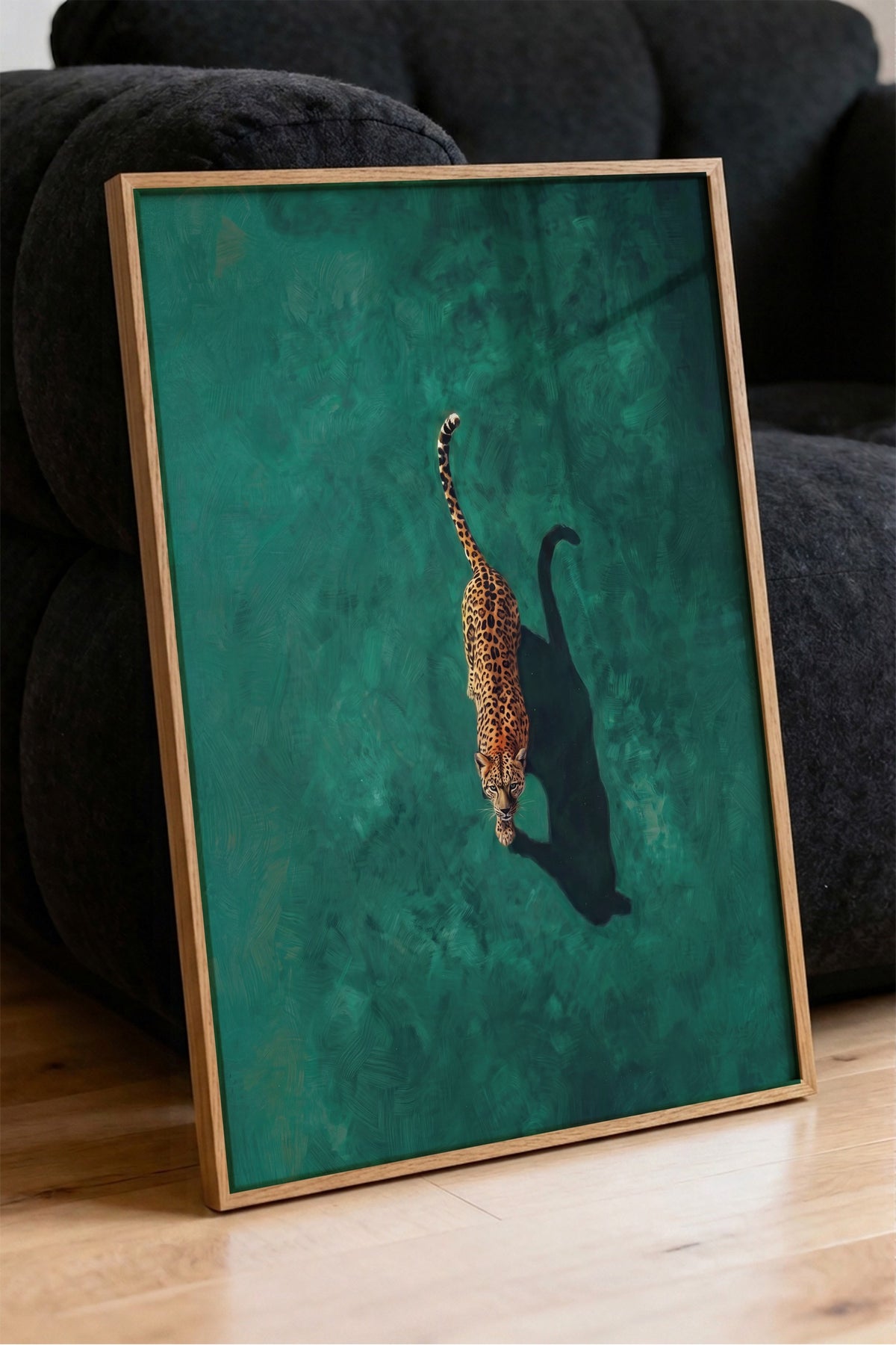 Yeşil Zeminde Yürüyen Leopar Poster – Ahşap Çerçeveli Tablo